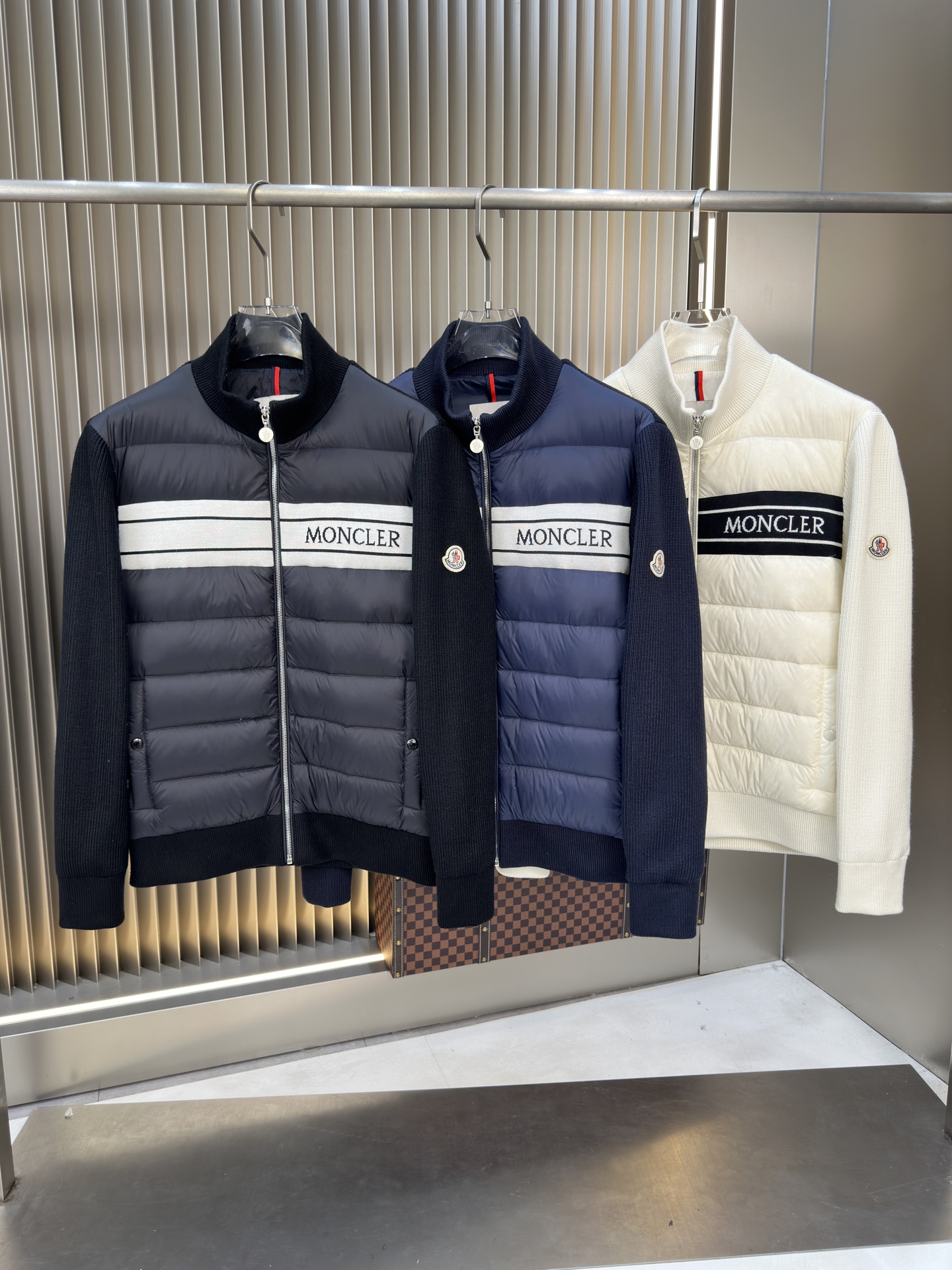 NO:507585,Hot new knitted down jacket with autumn and winter original 1:1 custom hardware accessories are fully imported and customized. Welcome to counter comparison. Absolutely high quality. Use top-grade 90 white duck down, super soft, fluffy and full, super heavy fabric with a perfect fit, pay attention to the super comfortable fabric, Exclusive model, non-market goods, same size for men and women. Number of sizes. M1 XXXL,, down jacket, alexander wang19860909爆款秋冬新款针织羽绒服 原版1:1订制五金配件全进口原版定制 欢迎专柜对比 绝对的高品质 采用顶级90白鸭绒 超柔软 充羽量蓬松饱满 超级重面料做工杠杠的版型完美 注意面料超舒服 独家款 非市场货 男女同款尺码码数.码数M一XXXL,,down jacket,alexander wang,Men's clothing