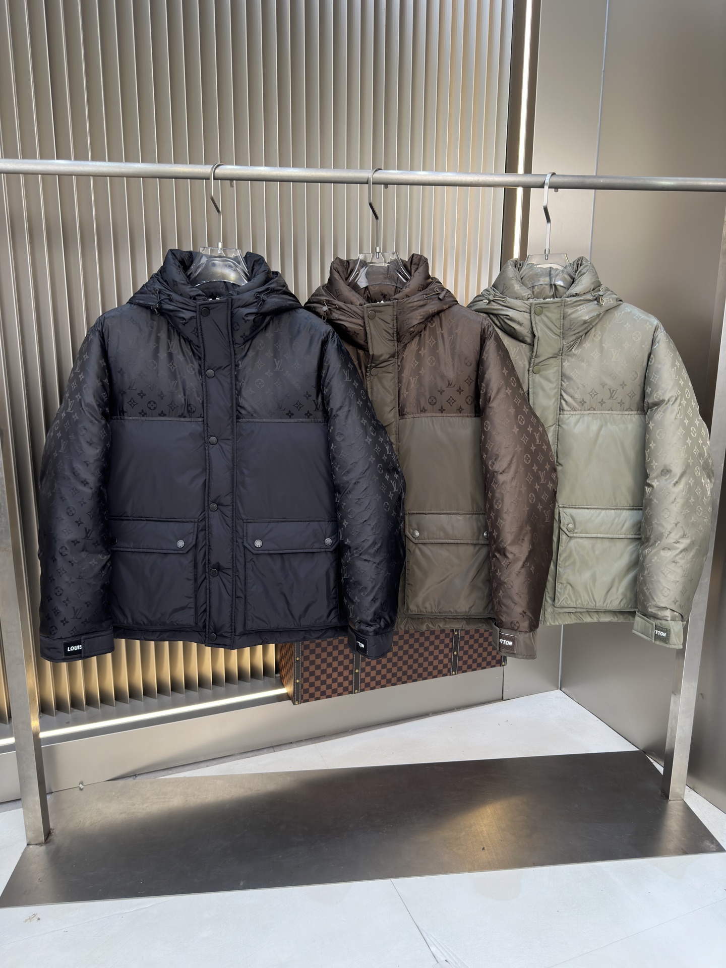 NO:549229,Exclusive 2025 autumn and winter down jacket Original 1:1 customized hardware accessories are fully imported and customized. Welcome to compare the counter. Absolute high quality. Use top-grade 90 white duck down, super soft, fluffy and full, super heavy fabric with a perfect fit, pay attention to the super comfortable fabric, Exclusive model, non-market goods, the same size of men and women. The number of codes M1 XXXL,, down jacket, alexander wang19860909爆款独家爆款2025秋冬新款羽绒服 原版1:1订制五金配件全进口原版定制 欢迎专柜对比 绝对的高品质 采用顶级90白鸭绒 超柔软 充羽量蓬松饱满 超级重面料做工杠杠的版型完美 注意面料超舒服 独家款 非市场货 男女同款尺码码数.码数M一XXXL,,down jacket,alexander wang,Men's clothing