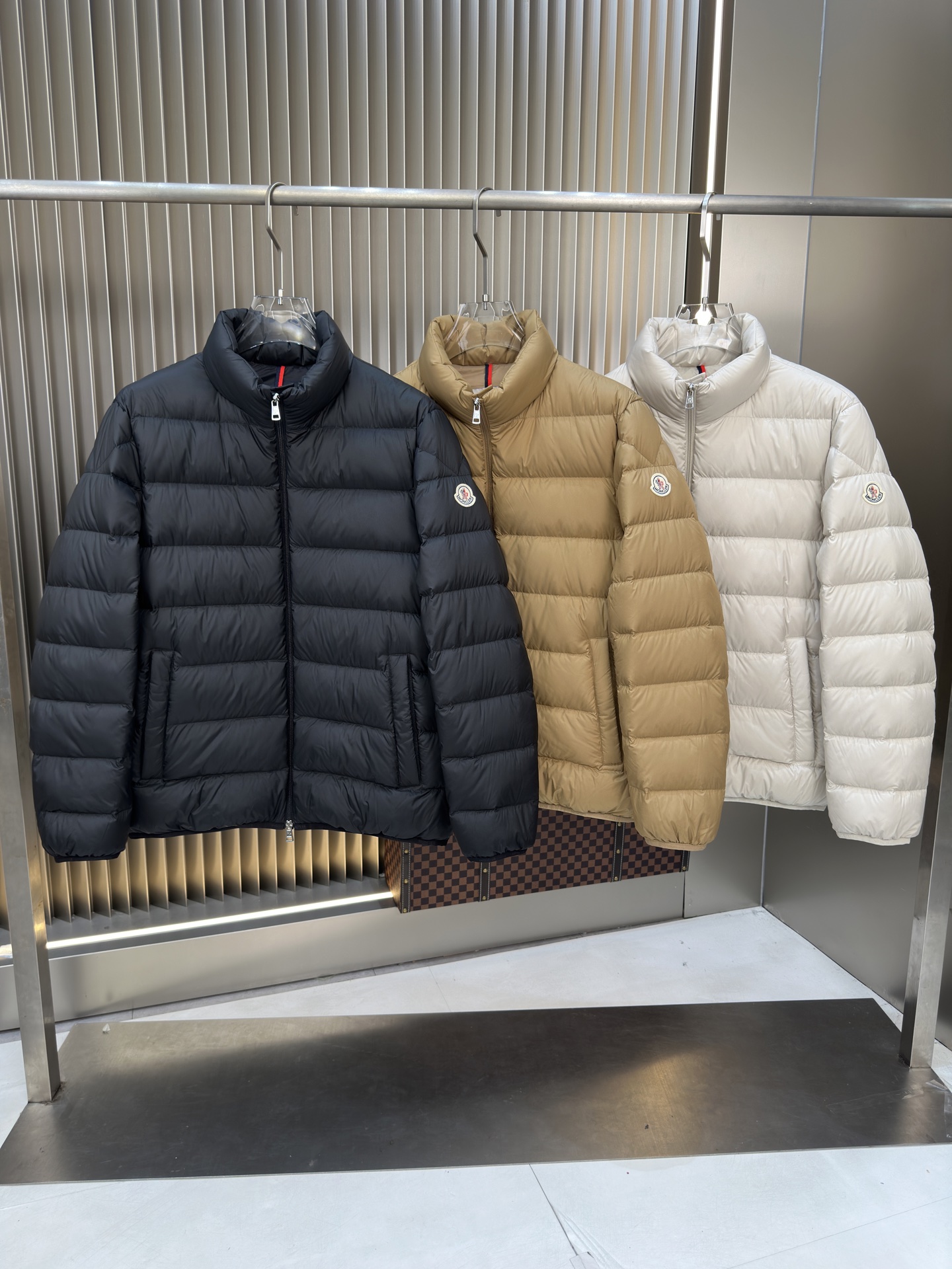 NO:549225,Exclusive 2025 autumn and winter down jacket Original 1:1 customized hardware accessories are fully imported and customized. Welcome to compare the counter. Absolute high quality. Use top-grade 90 white duck down, super soft, fluffy and full, super heavy fabric with a perfect fit, pay attention to the super comfortable fabric, Exclusive model, non-market goods, the same size of men and women. The number of codes M1 XXXL,, down jacket, alexander wang19860909爆款独家爆款2025秋冬新款羽绒服 原版1:1订制五金配件全进口原版定制 欢迎专柜对比 绝对的高品质 采用顶级90白鸭绒 超柔软 充羽量蓬松饱满 超级重面料做工杠杠的版型完美 注意面料超舒服 独家款 非市场货 男女同款尺码码数.码数M一XXXL,,down jacket,alexander wang,Men's clothing