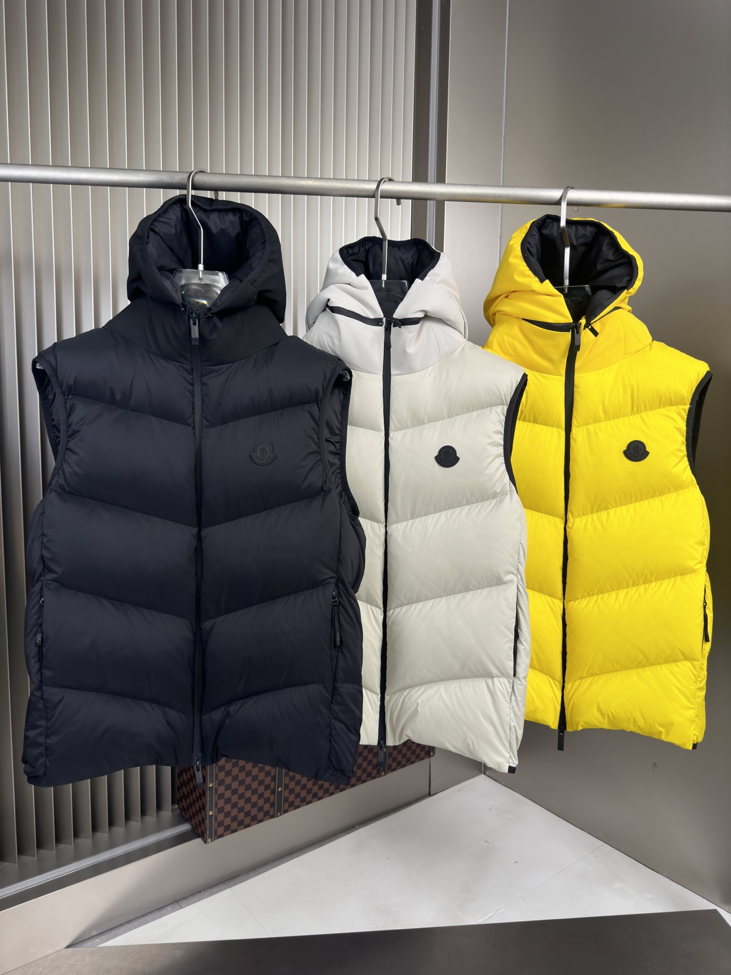 NO:549224,Exclusive 2025 autumn and winter new vest down jacket Original 1:1 custom hardware accessories are fully imported and customized. Welcome to compare counters. Absolutely high quality. Use top-grade 90 white duck down, super soft, fluffy and full, super heavy fabric with a perfect fit, pay attention to the super comfortable fabric, Exclusive model, non-market goods, the same size of men and women. The number of codes M1 XXXL,, down jacket, alexander wang19860909爆款独家爆款2025秋冬新款马甲羽绒服 原版1:1订制五金配件全进口原版定制 欢迎专柜对比 绝对的高品质 采用顶级90白鸭绒 超柔软 充羽量蓬松饱满 超级重面料做工杠杠的版型完美 注意面料超舒服 独家款 非市场货 男女同款尺码码数.码数M一XXXL,,down jacket,alexander wang,Men's clothing