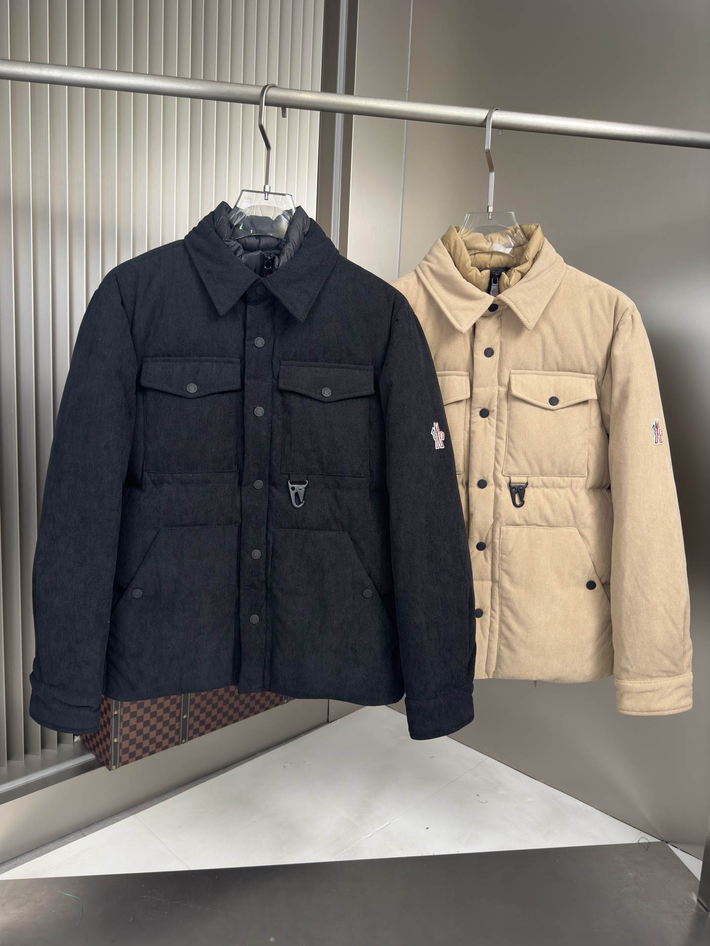 NO:549226,The hot new down jacket with autumn and winter original 1:1 custom hardware accessories are fully imported and customized. Welcome to the counter comparison. Absolutely high quality. It uses top-grade 90 white duck down, super soft, fluffy and full, super heavy fabric with a perfect fit, pay attention to the super comfortable fabric, Exclusive model, non-market goods, the same size for men and women. The number of codes M1 XXXL,, down jacket, alexander wang19860909爆款秋冬新款羽绒服 原版1:1订制五金配件全进口原版定制 欢迎专柜对比 绝对的高品质 采用顶级90白鸭绒 超柔软 充羽量蓬松饱满 超级重面料做工杠杠的版型完美 注意面料超舒服 独家款 非市场货 男女同款尺码码数.码数M一XXXL,,down jacket,alexander wang,Men's clothing