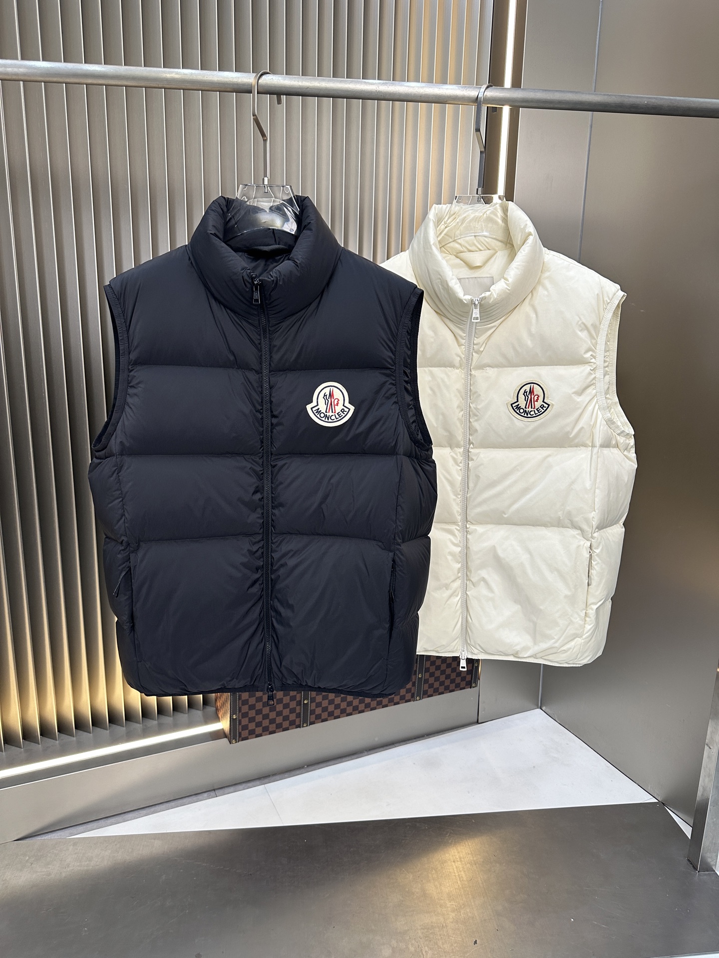 NO:541117,The hot new autumn and winter vest down jacket. Original 1:1 customized hardware accessories are fully imported and customized. Welcome to the counter comparison. Absolutely high quality. It uses top-grade 90 white duck down. Super soft. The feather is fluffy and full. The super heavy fabric has a perfect fit. Pay attention to the super comfortable fabric. Exclusive model. Non-market goods. Sizes the same size for men and women. Number of sizes. XXXL, down jacket, alexander wang.19860909爆款秋冬新款马甲羽绒服 原版1:1订制五金配件全进口原版定制 欢迎专柜对比 绝对的高品质 采用顶级90白鸭绒 超柔软 充羽量蓬松饱满 超级重面料做工杠杠的版型完美 注意面料超舒服 独家款 非市场货 男女同款尺码码数.码数M一XXXL,,down jacket,alexander wang,Men's clothing