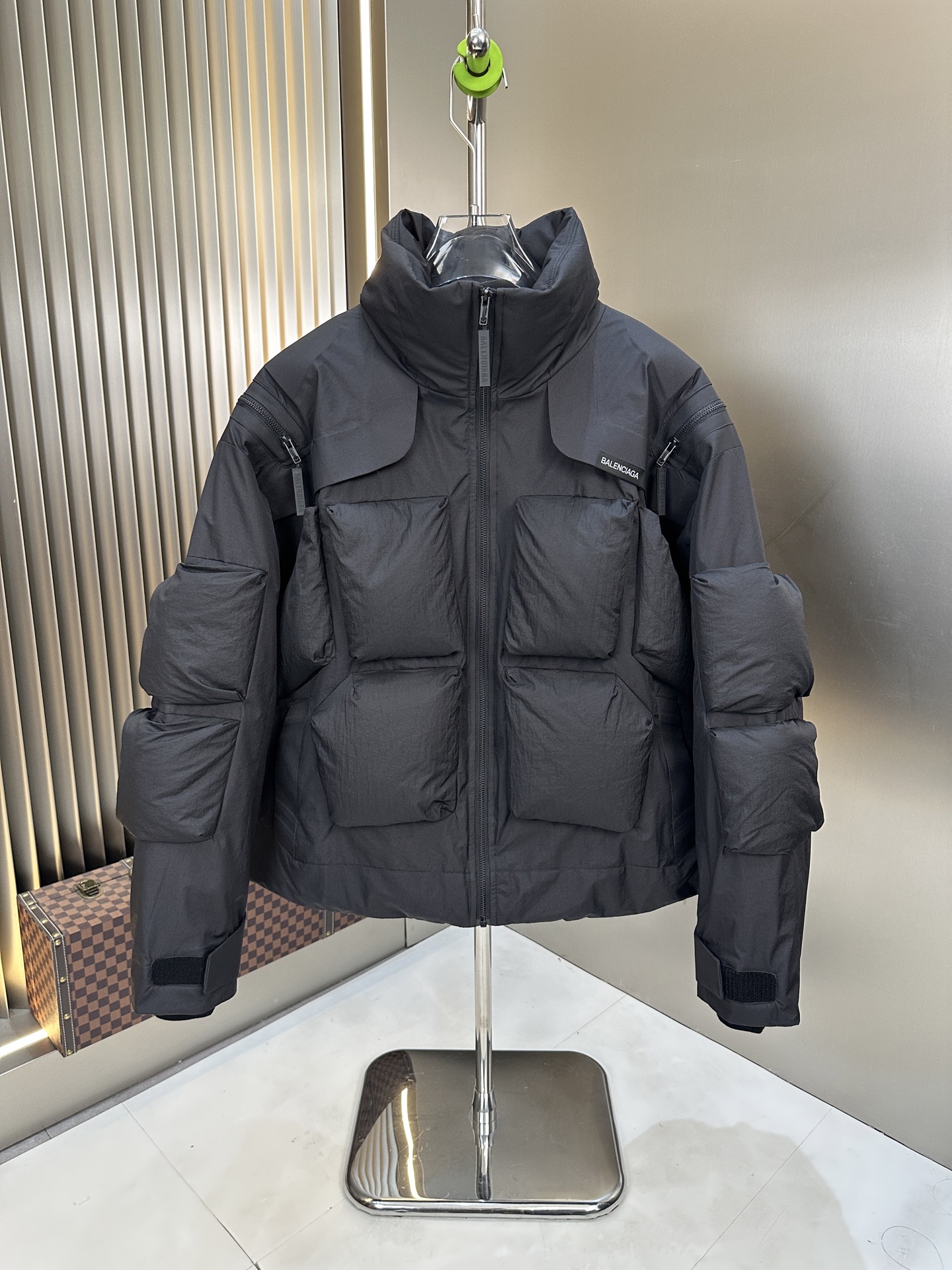 NO:541115,Hot new down jacket with autumn and winter original 1:1 custom hardware accessories are fully imported and customized. Welcome to counter comparison. Absolutely high quality. Use top-grade 90 white duck down, super soft, fluffy and full, super heavy fabric with a perfect fit, pay attention to the super comfortable fabric, Exclusive model, non-market goods, same size for men and women. Number of sizes. M1 XXL,, down jacket, alexander wang19860909爆款秋冬新款羽绒服 原版1:1订制五金配件全进口原版定制 欢迎专柜对比 绝对的高品质 采用顶级90白鸭绒 超柔软 充羽量蓬松饱满 超级重面料做工杠杠的版型完美 注意面料超舒服 独家款 非市场货 男女同款尺码码数.码数M一XXL,,down jacket,alexander wang,Men's clothing