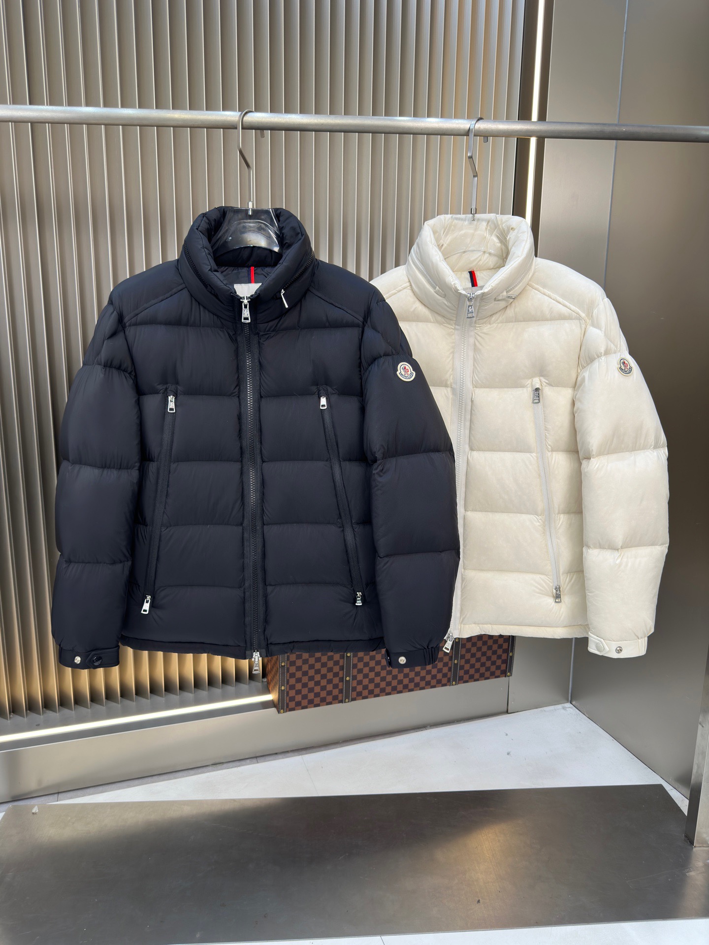 NO:549239,Exclusive 2025 autumn and winter down jacket Original 1:1 customized hardware accessories are fully imported and customized. Welcome to compare the counter. Absolute high quality. Use top-grade 90 white duck down, super soft, fluffy and full, super heavy fabric with a perfect fit, pay attention to the super comfortable fabric, Exclusive model, non-market goods, the same size of men and women. The number of codes M1 XXXL,, down jacket, alexander wang19860909爆款独家爆款2025秋冬新款羽绒服 原版1:1订制五金配件全进口原版定制 欢迎专柜对比 绝对的高品质 采用顶级90白鸭绒 超柔软 充羽量蓬松饱满 超级重面料做工杠杠的版型完美 注意面料超舒服 独家款 非市场货 男女同款尺码码数.码数M一XXXL,,down jacket,alexander wang,Men's clothing