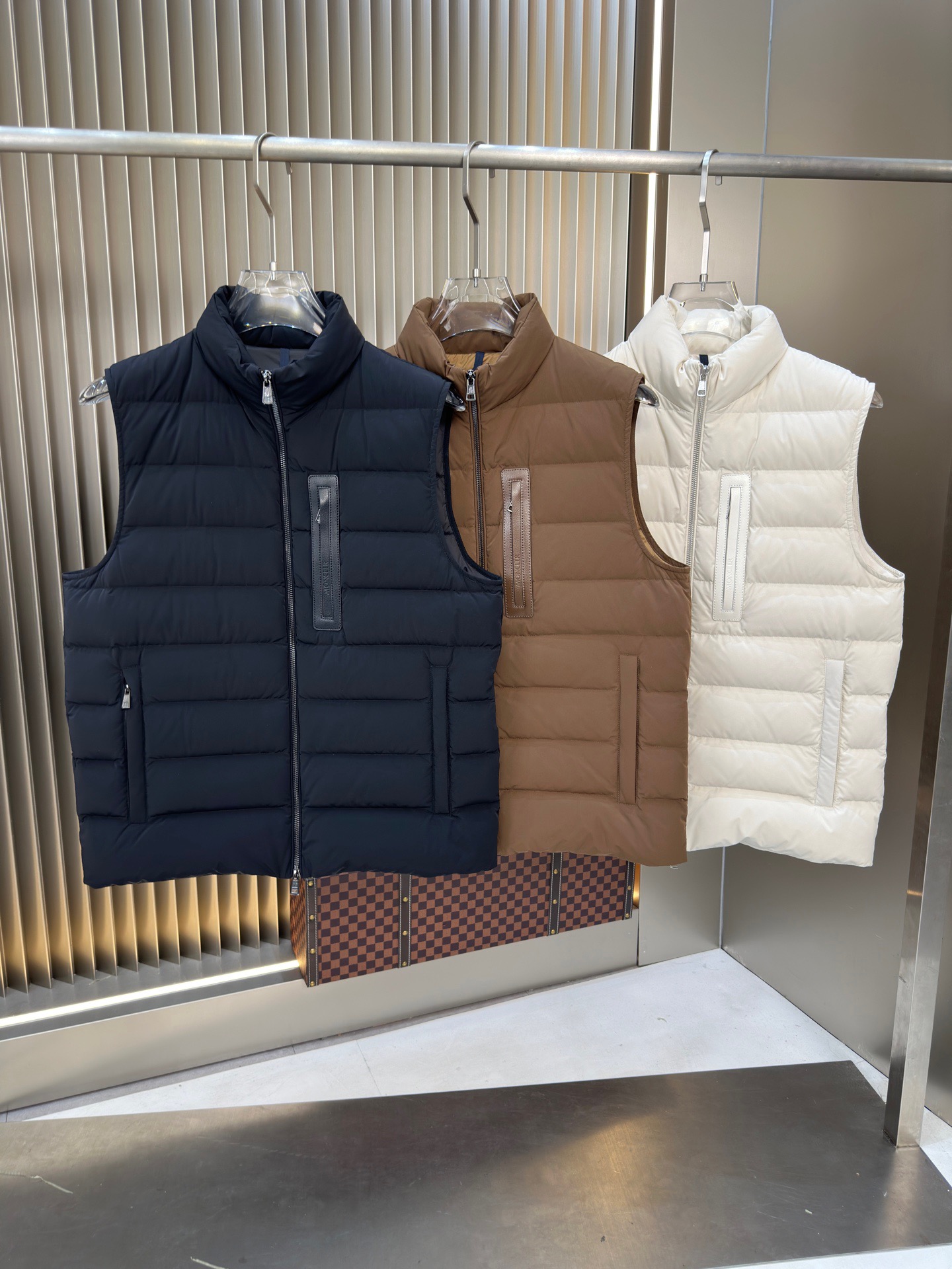 NO:528678,.Exclusive and popular 2025 autumn and winter down jacket. Original 1:1 customized hardware accessories are fully imported and customized. Welcome to compare the counter. Absolutely high quality. Use top-grade 90 white duck down. Super soft. Flush and full. Super heavy fabric has a perfect fit. Pay attention to the super comfortable fabric. Exclusive model. Non-market goods. Sizes the same size for men and women. Number of numbers. M1 XXXL, down jacket, alexander wang.19860909.爆款独家爆款2025秋冬新款羽绒服 原版1:1订制五金配件全进口原版定制 欢迎专柜对比 绝对的高品质 采用顶级90白鸭绒 超柔软 充羽量蓬松饱满 超级重面料做工杠杠的版型完美 注意面料超舒服 独家款 非市场货 男女同款尺码码数.码数M一XXXL,,down jacket,alexander wang,Men's clothing