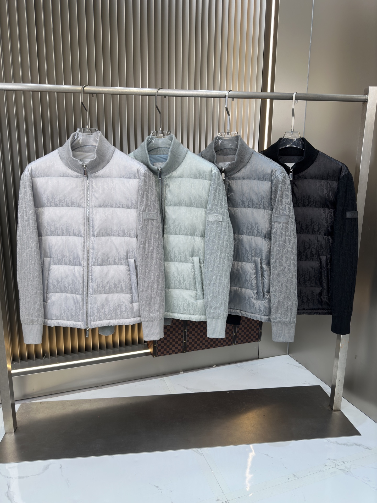 NO:549243,Exclusive and popular 2025 autumn and winter new knitted down jacket Original 1:1 custom hardware accessories are fully imported and customized. Welcome to compare counters. Absolutely high quality. Use top-grade 90 white duck down, super soft, fluffy and full, super heavy fabric with a perfect fit, pay attention to the super comfortable fabric, Exclusive model, non-market goods, the same size of men and women. The number of codes M1 XXXL,, down jacket, alexander wang19860909爆款独家爆款2025秋冬新款针织羽绒服 原版1:1订制五金配件全进口原版定制 欢迎专柜对比 绝对的高品质 采用顶级90白鸭绒 超柔软 充羽量蓬松饱满 超级重面料做工杠杠的版型完美 注意面料超舒服 独家款 非市场货 男女同款尺码码数.码数M一XXXL,,down jacket,alexander wang,Men's clothing