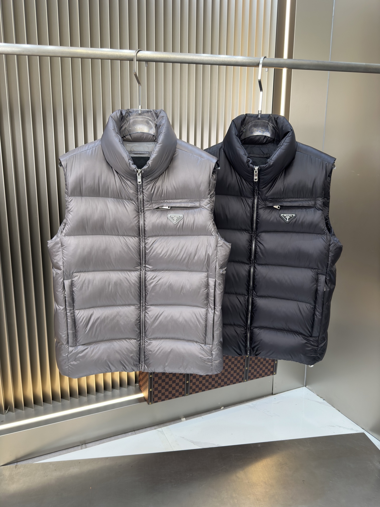 NO:528716,.Exclusive and popular 2025 autumn and winter new vest down jacket Original 1:1 custom hardware accessories are fully imported and customized. Welcome to counter comparison. Absolutely high quality. Use top-grade 90 white duck down, super soft, fluffy and full, super heavy fabric with a perfect fit, pay attention to the super comfortable fabric, Exclusive model, non-market goods, the same size of men and women, the same size. The number of codes M1 XXXL,, down jacket, alexander wang19860909.爆款独家爆款2025秋冬新款马甲羽绒服 原版1:1订制五金配件全进口原版定制 欢迎专柜对比 绝对的高品质 采用顶级90白鸭绒 超柔软 充羽量蓬松饱满 超级重面料做工杠杠的版型完美 注意面料超舒服 独家款 非市场货 男女同款尺码码数.码数M一XXXL,,down jacket,alexander wang,Men's clothing