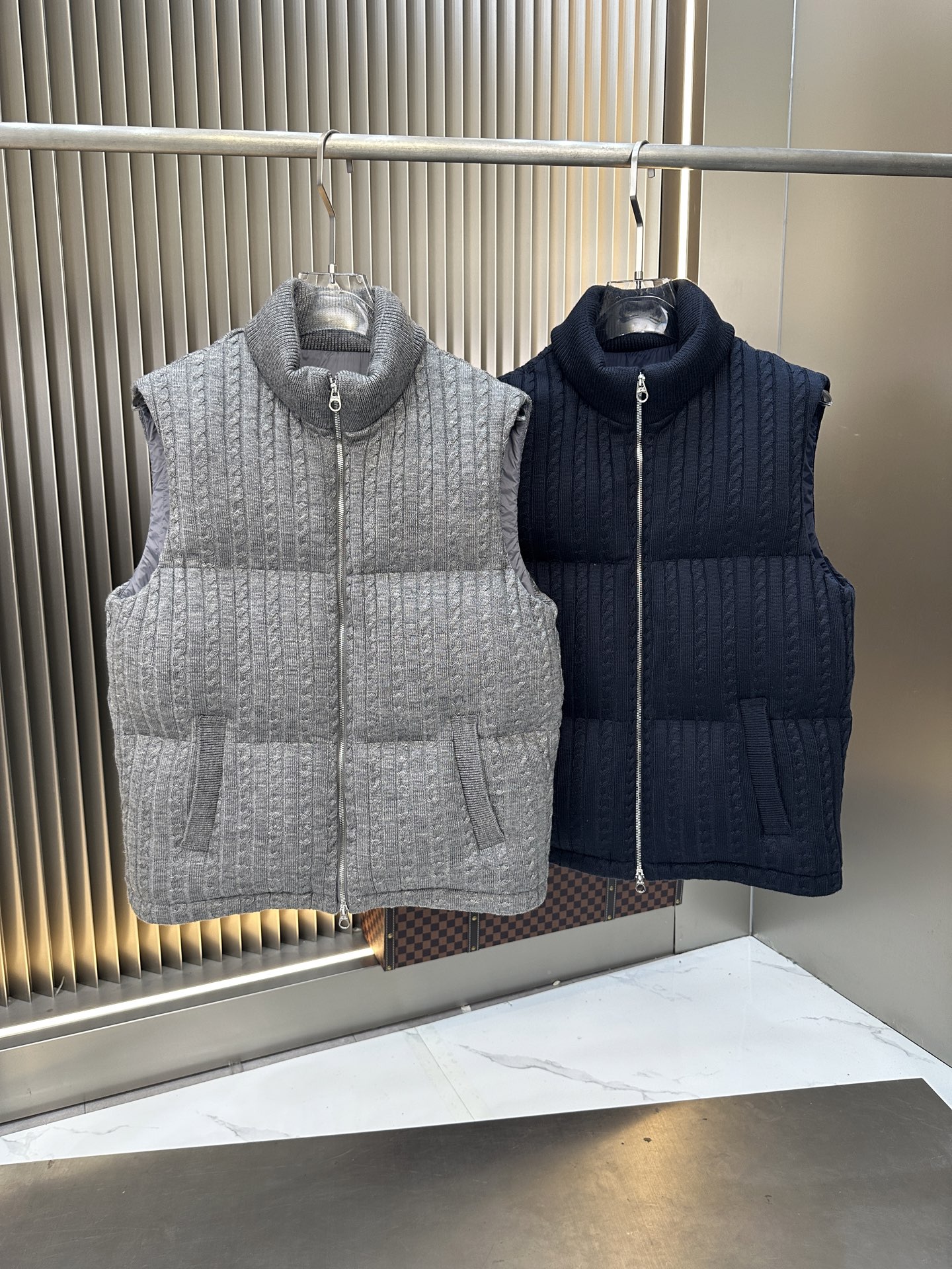 NO:528713,.Exclusive and popular 2025 autumn and winter new knitted vest down jacket Original 1:1 custom hardware accessories are fully imported and customized. Welcome to counter comparison. Absolutely high quality. Use top-grade 90 white duck down, super soft, fluffy and full, super heavy fabric with a perfect fit, pay attention to the super comfortable fabric, Exclusive model, non-market goods, the same size of men and women. The number of codes M1 XXXL,, down jacket, alexander wang19860909.爆款独家爆款2025秋冬新款针织马甲羽绒服 原版1:1订制五金配件全进口原版定制 欢迎专柜对比 绝对的高品质 采用顶级90白鸭绒 超柔软 充羽量蓬松饱满 超级重面料做工杠杠的版型完美 注意面料超舒服 独家款 非市场货 男女同款尺码码数.码数M一XXXL,,down jacket,alexander wang,Men's clothing