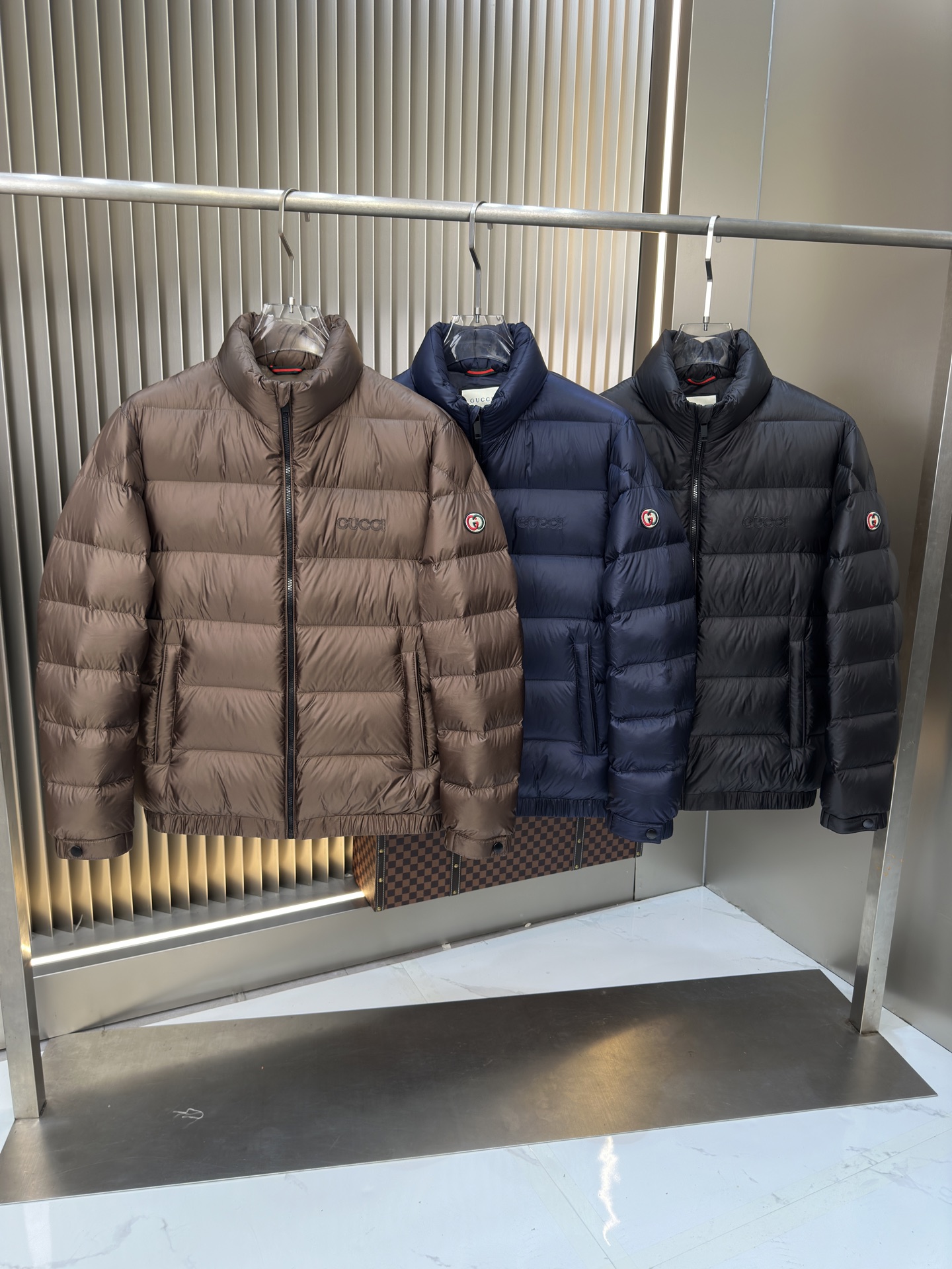 NO:528707,.Exclusive and popular 2025 autumn and winter down jacket. Original 1:1 customized hardware accessories are fully imported and customized. Welcome to compare the counter. Absolutely high quality. Use top-grade 90 white duck down. Super soft. Flush and full. Super heavy fabric has a perfect fit. Pay attention to the super comfortable fabric. Exclusive model. Non-market goods. Sizes the same size for men and women. Number of numbers. M1 XXXL, down jacket, alexander wang.19860909.爆款独家爆款2025秋冬新款羽绒服 原版1:1订制五金配件全进口原版定制 欢迎专柜对比 绝对的高品质 采用顶级90白鸭绒 超柔软 充羽量蓬松饱满 超级重面料做工杠杠的版型完美 注意面料超舒服 独家款 非市场货 男女同款尺码码数.码数M一XXXL,,down jacket,alexander wang,Men's clothing