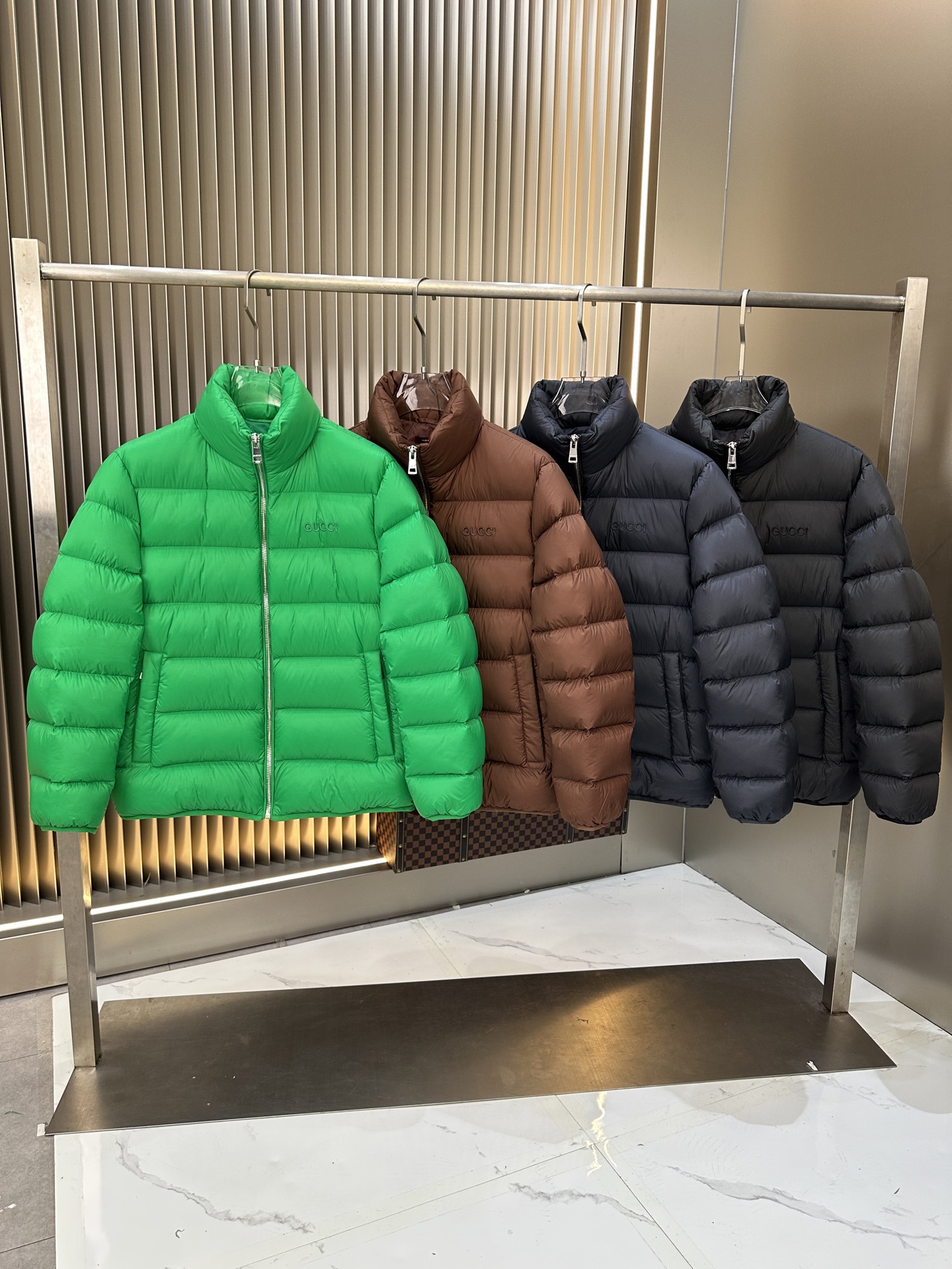 NO:528696,.Exclusive and popular 2025 autumn and winter down jacket. Original 1:1 customized hardware accessories are fully imported and customized. Welcome to compare the counter. Absolutely high quality. Use top-grade 90 white duck down. Super soft. Flush and full. Super heavy fabric has a perfect fit. Pay attention to the super comfortable fabric. Exclusive model. Non-market goods. Sizes the same size for men and women. Number of numbers. M1 XXXL, down jacket, alexander wang.19860909.爆款独家爆款2025秋冬新款羽绒服 原版1:1订制五金配件全进口原版定制 欢迎专柜对比 绝对的高品质 采用顶级90白鸭绒 超柔软 充羽量蓬松饱满 超级重面料做工杠杠的版型完美 注意面料超舒服 独家款 非市场货 男女同款尺码码数.码数M一XXXL,,down jacket,alexander wang,Men's clothing