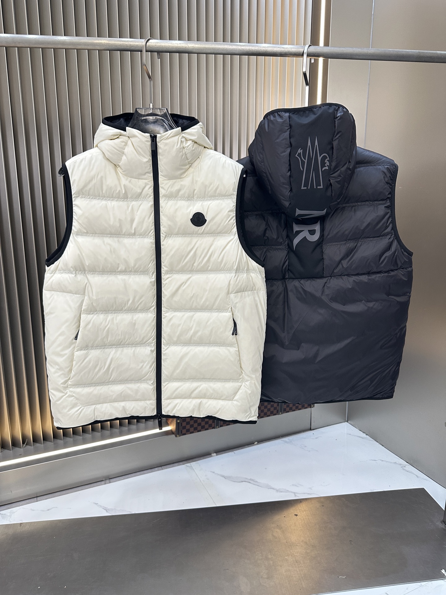 NO:528704,.Exclusive and popular 2025 autumn and winter new vest down jacket Original 1:1 custom hardware accessories are fully imported and customized. Welcome to counter comparison. Absolutely high quality. Use top-grade 90 white duck down, super soft, fluffy and full, super heavy fabric with a perfect fit, pay attention to the super comfortable fabric, Exclusive model, non-market goods, the same size of men and women, the same size. The number of codes M1 XXXL,, down jacket, alexander wang19860909.爆款独家爆款2025秋冬新款马甲羽绒服 原版1:1订制五金配件全进口原版定制 欢迎专柜对比 绝对的高品质 采用顶级90白鸭绒 超柔软 充羽量蓬松饱满 超级重面料做工杠杠的版型完美 注意面料超舒服 独家款 非市场货 男女同款尺码码数.码数M一XXXL,,down jacket,alexander wang,Men's clothing