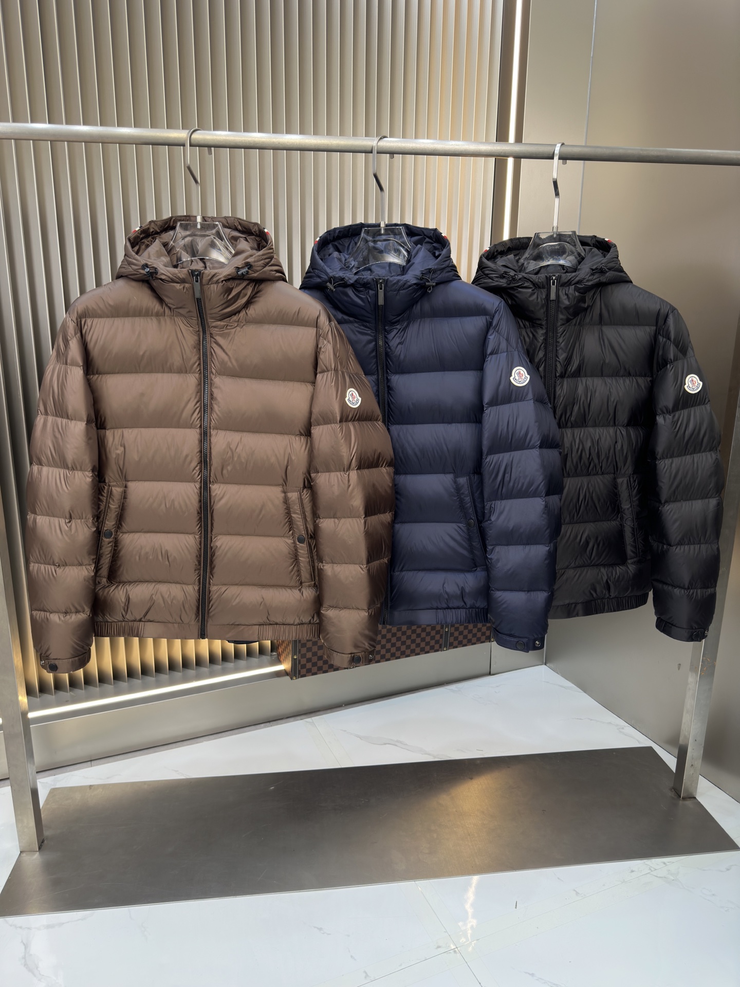 NO:537131,The hot new down jacket with autumn and winter original 1:1 custom hardware accessories are fully imported and customized. Welcome to the counter comparison. Absolutely high quality. It uses top-grade 90 white duck down, super soft, fluffy and full, super heavy fabric with a perfect fit, pay attention to the super comfortable fabric, Exclusive model, non-market goods, the same size for men and women. The number of codes M1 XXXL,, down jacket, alexander wang19860909爆款秋冬新款羽绒服 原版1:1订制五金配件全进口原版定制 欢迎专柜对比 绝对的高品质 采用顶级90白鸭绒 超柔软 充羽量蓬松饱满 超级重面料做工杠杠的版型完美 注意面料超舒服 独家款 非市场货 男女同款尺码码数.码数M一XXXL,,down jacket,alexander wang,Men's clothing