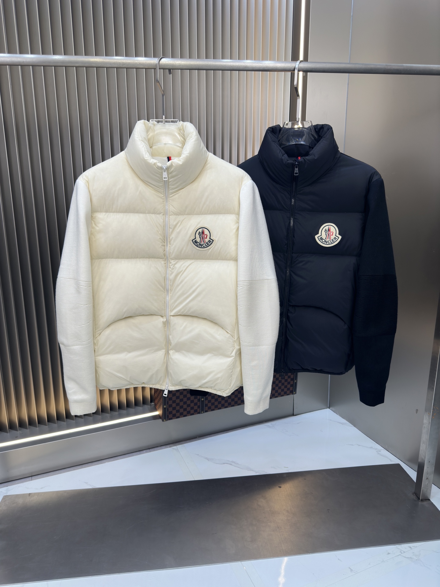 NO:540226,Hot new knitted down jacket with autumn and winter original 1:1 custom hardware accessories are fully imported and customized. Welcome to counter comparison. Absolutely high quality. Use top-grade 90 white duck down, super soft, fluffy and full, super heavy fabric with a perfect fit, pay attention to the super comfortable fabric, Exclusive model, non-market goods, same size for men and women. Number of sizes. M1 XXXL,, down jacket, alexander wang19860909爆款秋冬新款针织羽绒服 原版1:1订制五金配件全进口原版定制 欢迎专柜对比 绝对的高品质 采用顶级90白鸭绒 超柔软 充羽量蓬松饱满 超级重面料做工杠杠的版型完美 注意面料超舒服 独家款 非市场货 男女同款尺码码数.码数M一XXXL,,down jacket,alexander wang,Men's clothing