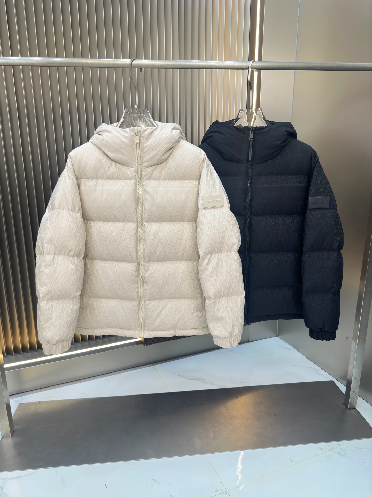 NO:549233,The hot new down jacket with autumn and winter original 1:1 custom hardware accessories are fully imported and customized. Welcome to the counter comparison. Absolutely high quality. It uses top-grade 90 white duck down, super soft, fluffy and full, super heavy fabric with a perfect fit, pay attention to the super comfortable fabric, Exclusive model, non-market goods, the same size for men and women. The number of codes M1 XXXL,, down jacket, alexander wang19860909爆款秋冬新款羽绒服 原版1:1订制五金配件全进口原版定制 欢迎专柜对比 绝对的高品质 采用顶级90白鸭绒 超柔软 充羽量蓬松饱满 超级重面料做工杠杠的版型完美 注意面料超舒服 独家款 非市场货 男女同款尺码码数.码数M一XXXL,,down jacket,alexander wang,Men's clothing