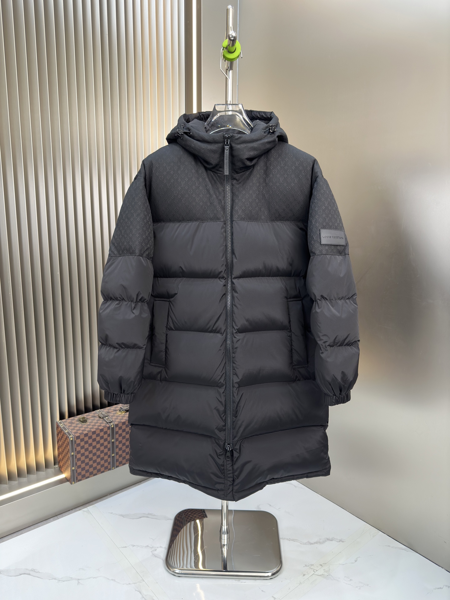 NO:565931,Popular autumn and winter new style, long down jacket. The original 1:1 customized hardware accessories are all imported and original customization. Welcome to compare at the counter. Absolutely high quality. Made of top-grade 90 white duck down. Super soft. Filled with fluffy and full feathers. Super heavy fabrics with perfect workmanship. Pay attention to the fabrics are super comfortable. Exclusive model. Non-market goods. Same sizes for men and women. Size M to XXXL, down jacket, alexander wang19860909爆款秋冬新款不,长款羽绒服 原版1:1订制五金配件全进口原版定制 欢迎专柜对比 绝对的高品质 采用顶级90白鸭绒 超柔软 充羽量蓬松饱满 超级重面料做工杠杠的版型完美 注意面料超舒服 独家款 非市场货 男女同款尺码码数.码数M一XXXL,,down jacket,alexander wang,Men's clothing