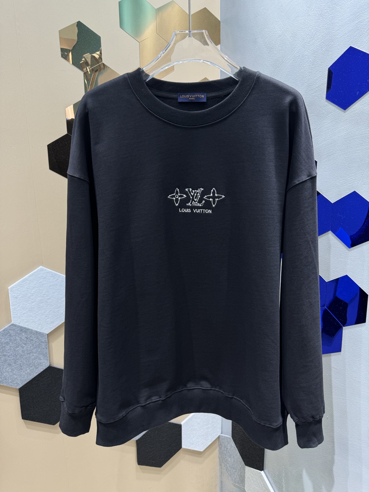 P110 LOUIS VUITTON Louis Vuitton 2025ss Lv Producto nuevo de moda bordado + proceso de impresión sudadera con cuello re…