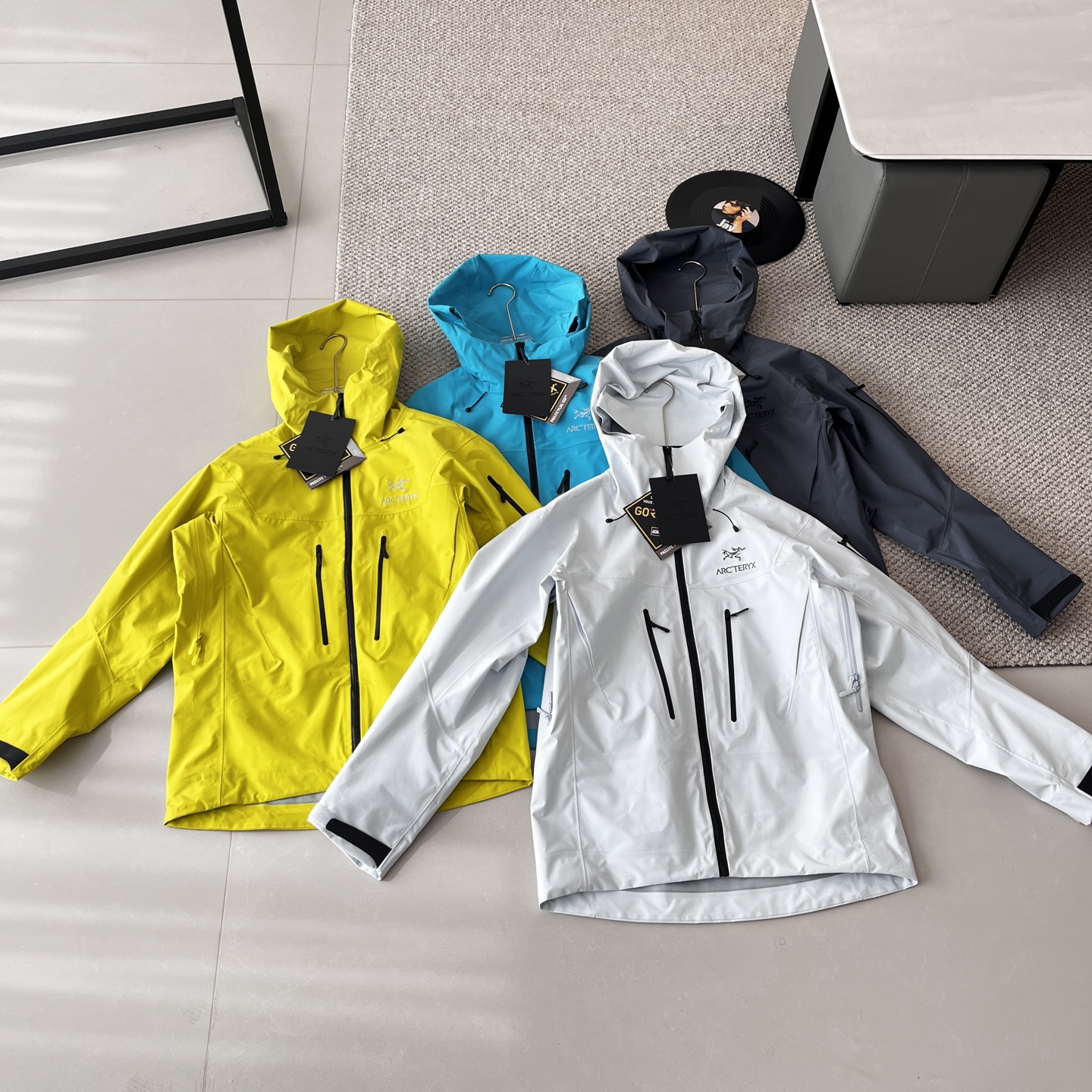 供💰290【高版本平铺图】
ARC‘TERYX始祖鸟 ALPHA  SV 第7代 硬壳连帽冲锋衣 防风 防水 透气 功能性外套 户外 登山服
   面料：采用经五年开发的新N80p-X GORE-TEX®面料 这款Alpha SV极度耐磨 柔软安静 紧密机织面料 防水 防雪 耐磨 表面平滑
   拉链: 全部拉链带有ykk特定logo 以及TPU专订防水拉链头 颜色百分之100融合 整件衣服所有拉链 分解原版1.1专门特定特染 无偏差 两个内侧压胶口袋左臂设有WaterTight™拉链口袋
   刺绣: 采用日本田岛绣花机 此品牌已有70年历史 采用人造丝配线 细体且饱和 真正万针刺绣 不存在毛边锁边 紧绷 欢迎来样对比
    辅料: 拆分原版 帽子 下摆 采用最新六代专配订制高弧度连体进口纽扣 所有气眼以及弹簧扣帽子配钟均为开模带logo， 专业的兼容头盔的帽兜设计 帽带和拉链都可以支持单手操作  冲切Velcro®魔术贴袖口粘扣带，减少累赘，不钩挂脱落，下摆部位的HemLock 夹层可良好的支持安全带的使用
颜色：黑色  黑绿金  脂鲤蓝 烟灰色
            酒红  荧光虫黄 破晓蓝
尺码：S—3xL
          S     M     L    XL   XXL XXXL
衣长 68   72    76   80    84  86
胸围114 118   122  124  128  130
肩宽 48   50   52   54    54  56
（100斤-120斤试穿   S   码）
（130斤-140斤试穿  M   码）
（150斤-160斤试穿   L   码）
（160斤-170斤试穿  XL  码）
（170斤-185斤试穿 XXL码）
（185斤-200斤试穿XXXL码）