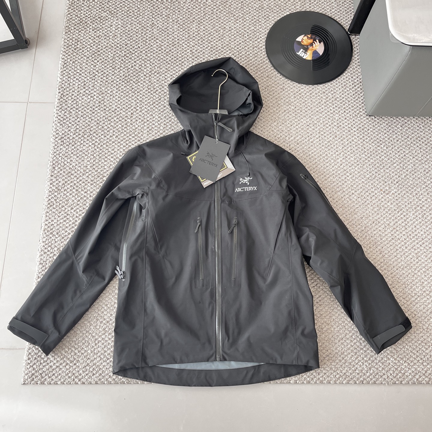 供💰290【高版本平铺图】
ARC‘TERYX始祖鸟 ALPHA  SV 第7代 硬壳连帽冲锋衣 防风 防水 透气 功能性外套 户外 登山服
   面料：采用经五年开发的新N80p-X GORE-TEX®面料 这款Alpha SV极度耐磨 柔软安静 紧密机织面料 防水 防雪 耐磨 表面平滑
   拉链: 全部拉链带有ykk特定logo 以及TPU专订防水拉链头 颜色百分之100融合 整件衣服所有拉链 分解原版1.1专门特定特染 无偏差 两个内侧压胶口袋左臂设有WaterTight™拉链口袋
   刺绣: 采用日本田岛绣花机 此品牌已有70年历史 采用人造丝配线 细体且饱和 真正万针刺绣 不存在毛边锁边 紧绷 欢迎来样对比
    辅料: 拆分原版 帽子 下摆 采用最新六代专配订制高弧度连体进口纽扣 所有气眼以及弹簧扣帽子配钟均为开模带logo， 专业的兼容头盔的帽兜设计 帽带和拉链都可以支持单手操作  冲切Velcro®魔术贴袖口粘扣带，减少累赘，不钩挂脱落，下摆部位的HemLock 夹层可良好的支持安全带的使用
颜色：黑色  黑绿金  脂鲤蓝 烟灰色
            酒红  荧光虫黄 破晓蓝
尺码：S—3xL
          S     M     L    XL   XXL XXXL
衣长 68   72    76   80    84  86
胸围114 118   122  124  128  130
肩宽 48   50   52   54    54  56
（100斤-120斤试穿   S   码）
（130斤-140斤试穿  M   码）
（150斤-160斤试穿   L   码）
（160斤-170斤试穿  XL  码）
（170斤-185斤试穿 XXL码）
（185斤-200斤试穿XXXL码）