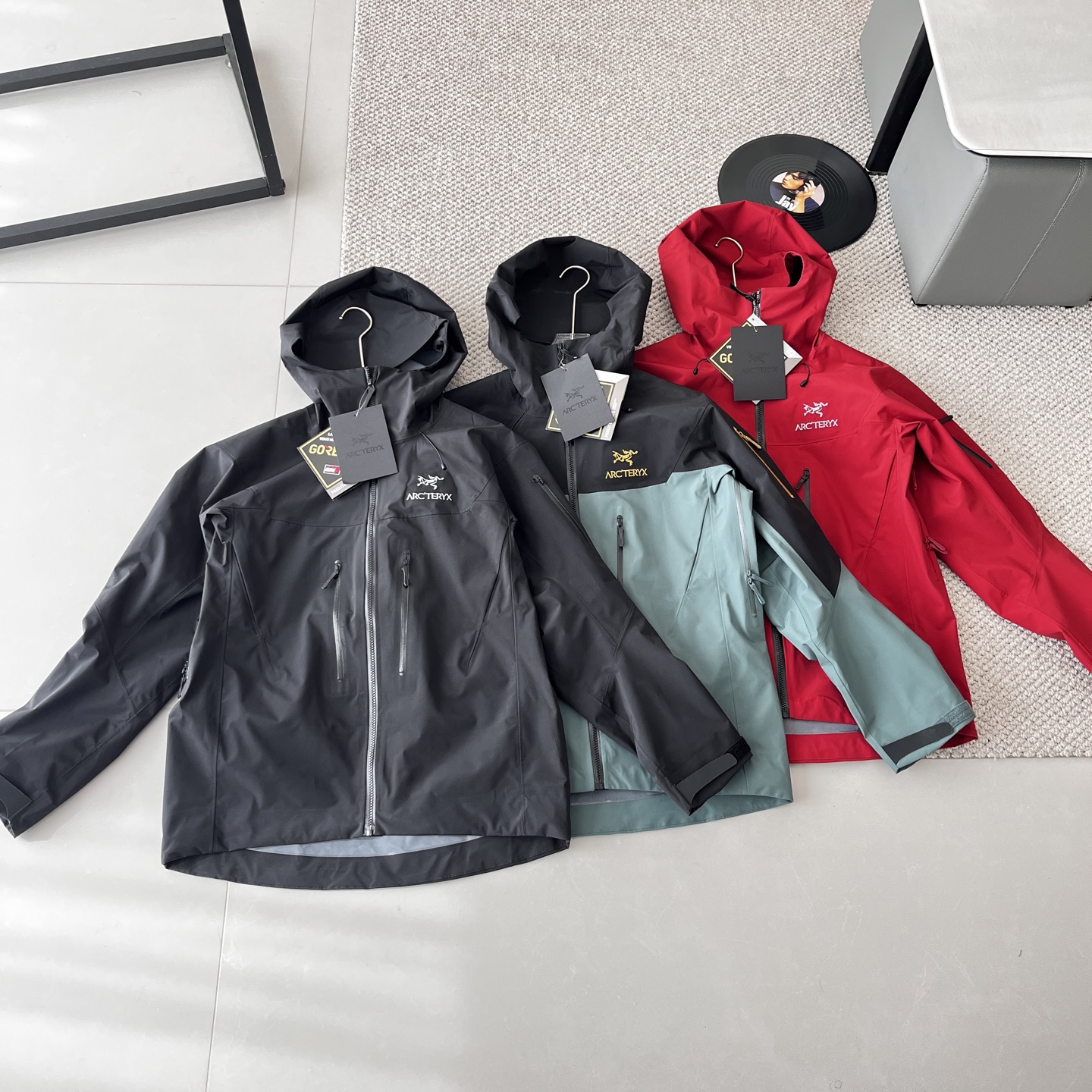 供💰290【高版本平铺图】
ARC‘TERYX始祖鸟 ALPHA  SV 第7代 硬壳连帽冲锋衣 防风 防水 透气 功能性外套 户外 登山服
   面料：采用经五年开发的新N80p-X GORE-TEX®面料 这款Alpha SV极度耐磨 柔软安静 紧密机织面料 防水 防雪 耐磨 表面平滑
   拉链: 全部拉链带有ykk特定logo 以及TPU专订防水拉链头 颜色百分之100融合 整件衣服所有拉链 分解原版1.1专门特定特染 无偏差 两个内侧压胶口袋左臂设有WaterTight™拉链口袋
   刺绣: 采用日本田岛绣花机 此品牌已有70年历史 采用人造丝配线 细体且饱和 真正万针刺绣 不存在毛边锁边 紧绷 欢迎来样对比
    辅料: 拆分原版 帽子 下摆 采用最新六代专配订制高弧度连体进口纽扣 所有气眼以及弹簧扣帽子配钟均为开模带logo， 专业的兼容头盔的帽兜设计 帽带和拉链都可以支持单手操作  冲切Velcro®魔术贴袖口粘扣带，减少累赘，不钩挂脱落，下摆部位的HemLock 夹层可良好的支持安全带的使用
颜色：黑色  黑绿金  脂鲤蓝 烟灰色
            酒红  荧光虫黄 破晓蓝
尺码：S—3xL
          S     M     L    XL   XXL XXXL
衣长 68   72    76   80    84  86
胸围114 118   122  124  128  130
肩宽 48   50   52   54    54  56
（100斤-120斤试穿   S   码）
（130斤-140斤试穿  M   码）
（150斤-160斤试穿   L   码）
（160斤-170斤试穿  XL  码）
（170斤-185斤试穿 XXL码）
（185斤-200斤试穿XXXL码）