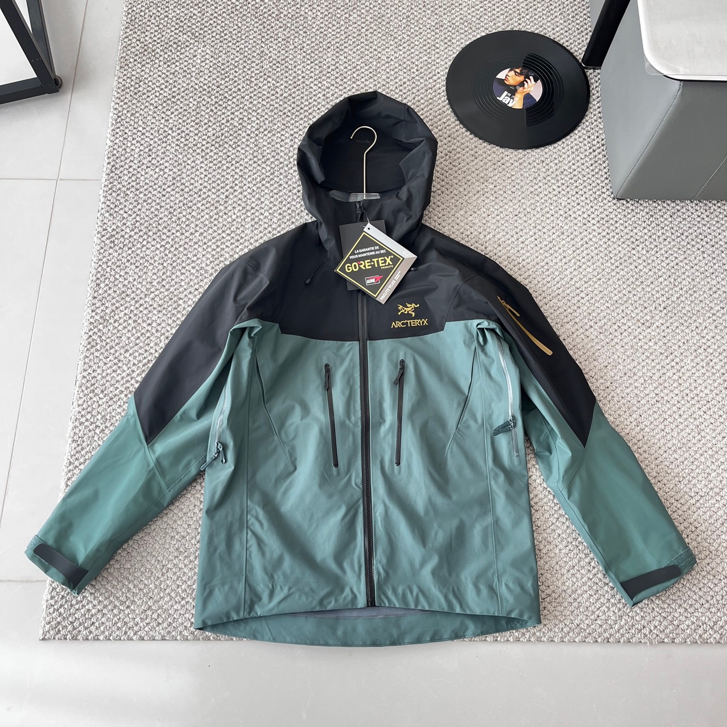 供💰290【高版本平铺图】
ARC‘TERYX始祖鸟 ALPHA  SV 第7代 硬壳连帽冲锋衣 防风 防水 透气 功能性外套 户外 登山服
   面料：采用经五年开发的新N80p-X GORE-TEX®面料 这款Alpha SV极度耐磨 柔软安静 紧密机织面料 防水 防雪 耐磨 表面平滑
   拉链: 全部拉链带有ykk特定logo 以及TPU专订防水拉链头 颜色百分之100融合 整件衣服所有拉链 分解原版1.1专门特定特染 无偏差 两个内侧压胶口袋左臂设有WaterTight™拉链口袋
   刺绣: 采用日本田岛绣花机 此品牌已有70年历史 采用人造丝配线 细体且饱和 真正万针刺绣 不存在毛边锁边 紧绷 欢迎来样对比
    辅料: 拆分原版 帽子 下摆 采用最新六代专配订制高弧度连体进口纽扣 所有气眼以及弹簧扣帽子配钟均为开模带logo， 专业的兼容头盔的帽兜设计 帽带和拉链都可以支持单手操作  冲切Velcro®魔术贴袖口粘扣带，减少累赘，不钩挂脱落，下摆部位的HemLock 夹层可良好的支持安全带的使用
颜色：黑色  黑绿金  脂鲤蓝 烟灰色
            酒红  荧光虫黄 破晓蓝
尺码：S—3xL
          S     M     L    XL   XXL XXXL
衣长 68   72    76   80    84  86
胸围114 118   122  124  128  130
肩宽 48   50   52   54    54  56
（100斤-120斤试穿   S   码）
（130斤-140斤试穿  M   码）
（150斤-160斤试穿   L   码）
（160斤-170斤试穿  XL  码）
（170斤-185斤试穿 XXL码）
（185斤-200斤试穿XXXL码）