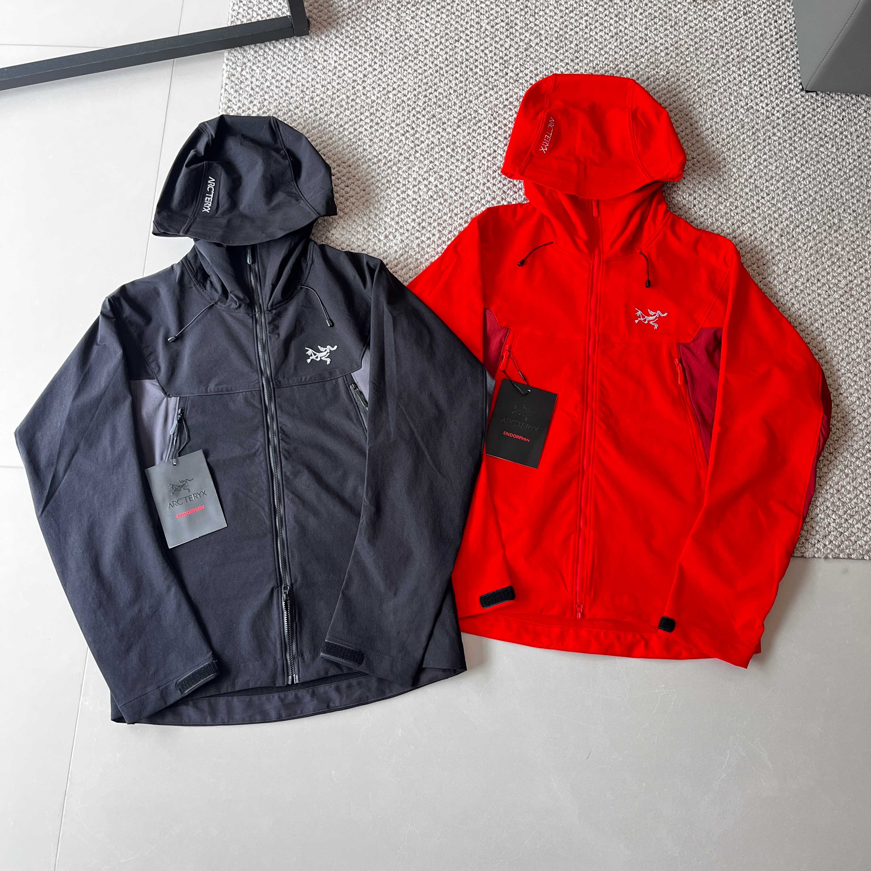 ARC'TERYX始祖鸟 SERRATUS HOODY 透气 男子 软壳夹克 面料黑科技,全场景适配 它采用双层组织机织面料,20D超细尼龙纤维经DWR处理,7级大风也吹不跑你的“温暖小窝”,无氟防泼水技术让小雨和雪水无缝可入.运动时,面料微孔自动扩张,透气率高达12,000g/m2/24hr,轻松告别闷热黏腻,普通软壳根本没法比!再生聚酯纤维内衬保暖又轻盈,轻量化设计让你行动自如.肩部加固区域摩擦测试及抗静电处理,耐用又省心. 细节巧思,解锁舒适新高度 肩部与肘部的3D立体拼接,内嵌弹性氨纶混纺纤维,经20,000次弯曲测试不变形,攀岩时360°自由活动不是梦.可调节袖口,寒风无缝可钻;StormHoodTM兜帽,完美兼容头盔,调节后视野不受限.带拉链的插手口袋,随身小物安全又方便拿取. 穿搭无压力,城市户外随意切换 不管是攀岩、登山这种高强度户外活动,还是都市通勤,它都能完美hold住.Anti-Odor抗菌内衬,让你全天清爽,收纳方便,塞进背包不占空间,出差通勤两不误. 穿上ARC'TERYX始祖鸟SERRATUS HOODY透气男子软壳夹克,跟装备束缚说再见,尽情拥抱户外与城市生活! 颜色:黑色/皇朝红 肩宽 胸围 袖长 衣长 M 47 53 66 73 L 49 55 67 75 XL 51 57 68 77 2XL53 59 69 79