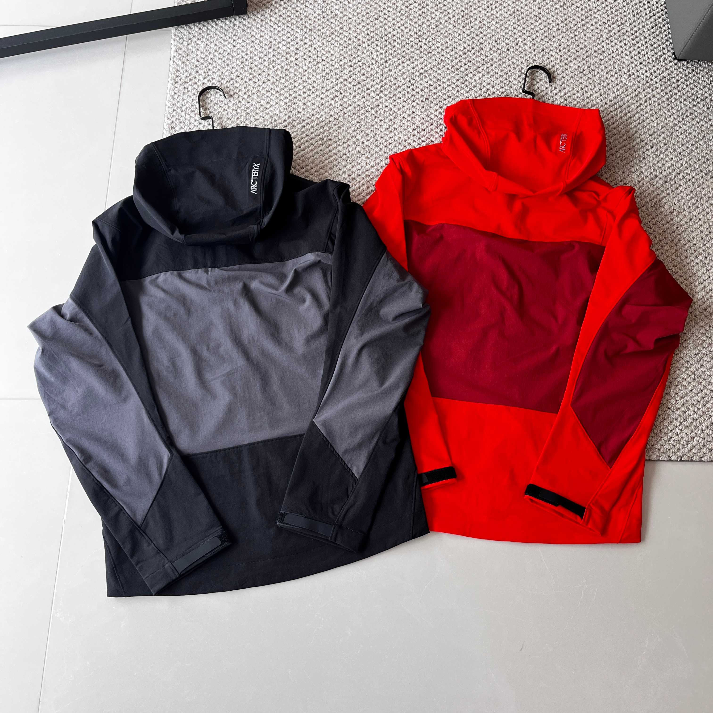 ARC'TERYX始祖鸟 SERRATUS HOODY 透气 男子 软壳夹克 面料黑科技,全场景适配 它采用双层组织机织面料,20D超细尼龙纤维经DWR处理,7级大风也吹不跑你的“温暖小窝”,无氟防泼水技术让小雨和雪水无缝可入.运动时,面料微孔自动扩张,透气率高达12,000g/m2/24hr,轻松告别闷热黏腻,普通软壳根本没法比!再生聚酯纤维内衬保暖又轻盈,轻量化设计让你行动自如.肩部加固区域摩擦测试及抗静电处理,耐用又省心. 细节巧思,解锁舒适新高度 肩部与肘部的3D立体拼接,内嵌弹性氨纶混纺纤维,经20,000次弯曲测试不变形,攀岩时360°自由活动不是梦.可调节袖口,寒风无缝可钻;StormHoodTM兜帽,完美兼容头盔,调节后视野不受限.带拉链的插手口袋,随身小物安全又方便拿取. 穿搭无压力,城市户外随意切换 不管是攀岩、登山这种高强度户外活动,还是都市通勤,它都能完美hold住.Anti-Odor抗菌内衬,让你全天清爽,收纳方便,塞进背包不占空间,出差通勤两不误. 穿上ARC'TERYX始祖鸟SERRATUS HOODY透气男子软壳夹克,跟装备束缚说再见,尽情拥抱户外与城市生活! 颜色:黑色/皇朝红 肩宽 胸围 袖长 衣长 M 47 53 66 73 L 49 55 67 75 XL 51 57 68 77 2XL53 59 69 79