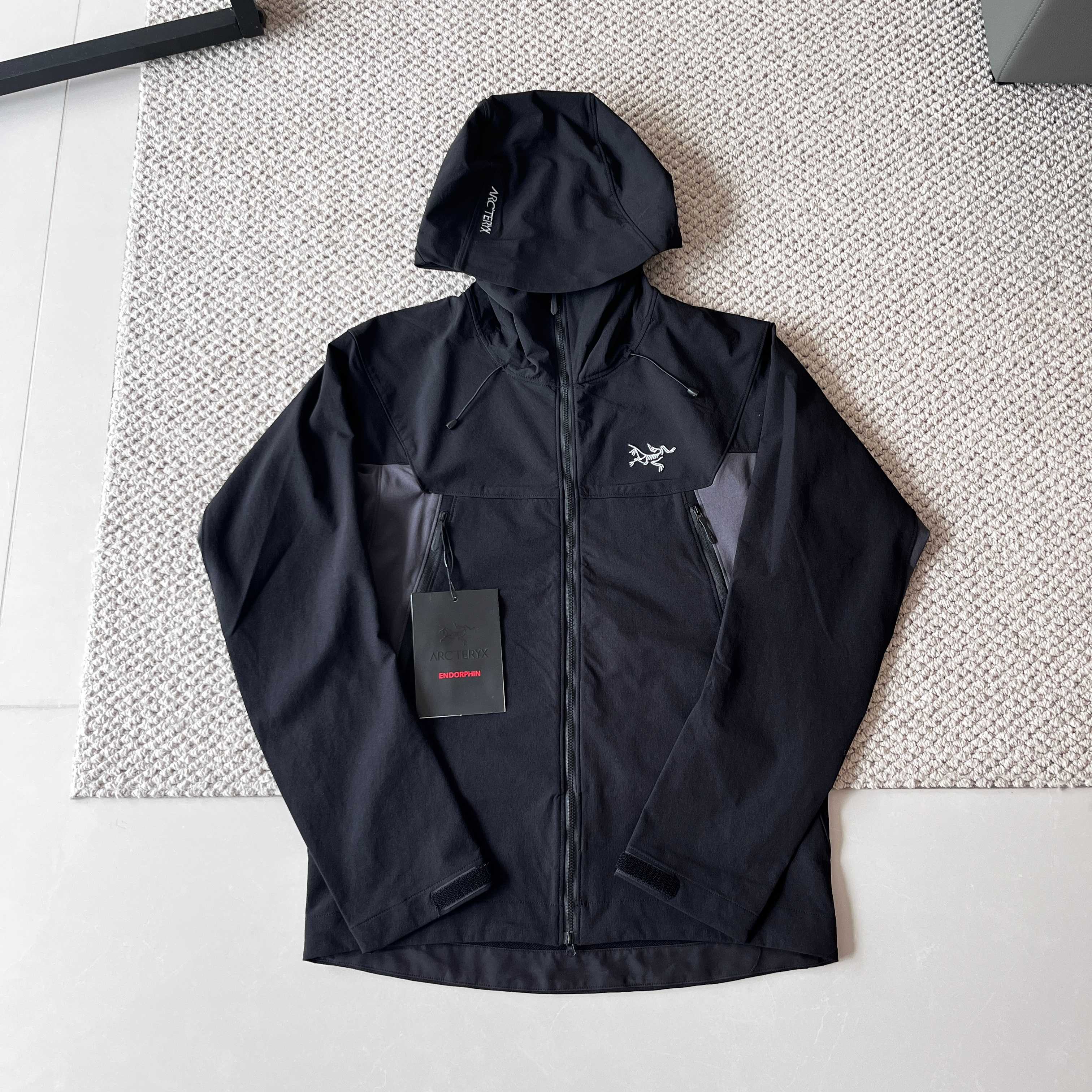 ARC'TERYX始祖鸟 SERRATUS HOODY 透气 男子 软壳夹克 面料黑科技,全场景适配 它采用双层组织机织面料,20D超细尼龙纤维经DWR处理,7级大风也吹不跑你的“温暖小窝”,无氟防泼水技术让小雨和雪水无缝可入.运动时,面料微孔自动扩张,透气率高达12,000g/m2/24hr,轻松告别闷热黏腻,普通软壳根本没法比!再生聚酯纤维内衬保暖又轻盈,轻量化设计让你行动自如.肩部加固区域摩擦测试及抗静电处理,耐用又省心. 细节巧思,解锁舒适新高度 肩部与肘部的3D立体拼接,内嵌弹性氨纶混纺纤维,经20,000次弯曲测试不变形,攀岩时360°自由活动不是梦.可调节袖口,寒风无缝可钻;StormHoodTM兜帽,完美兼容头盔,调节后视野不受限.带拉链的插手口袋,随身小物安全又方便拿取. 穿搭无压力,城市户外随意切换 不管是攀岩、登山这种高强度户外活动,还是都市通勤,它都能完美hold住.Anti-Odor抗菌内衬,让你全天清爽,收纳方便,塞进背包不占空间,出差通勤两不误. 穿上ARC'TERYX始祖鸟SERRATUS HOODY透气男子软壳夹克,跟装备束缚说再见,尽情拥抱户外与城市生活! 颜色:黑色/皇朝红 肩宽 胸围 袖长 衣长 M 47 53 66 73 L 49 55 67 75 XL 51 57 68 77 2XL53 59 69 79