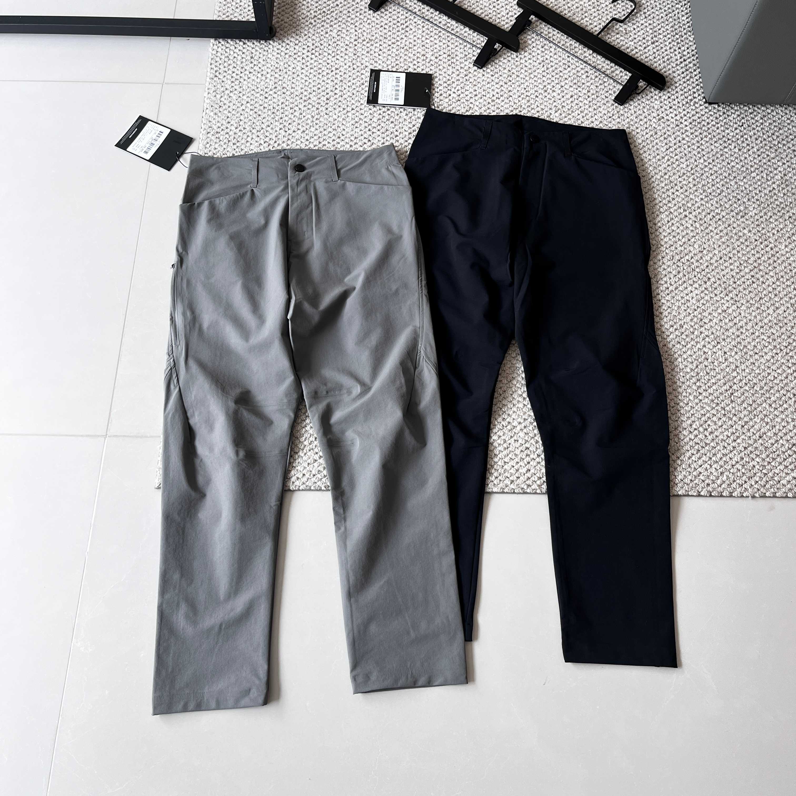 💰170
ARC'TERYX始祖鸟 CRESTON AR PANT 防风 男子 软壳长裤
始祖鸟CRESTON AR男士软壳长裤,用硬核设计让这些烦恼彻底退场。
防风面料像一道隐形屏障,山风再烈也钻不进内里,搭配恰到好处的保暖感,深秋徒步、早春登山都能稳住体感温度。关键是它够“能屈能伸”——全身弹力面料跟着动作走,屈膝爬坡、大步跨越时毫无束缚,蹲坐系鞋带也不会紧绷,活动自如得像没穿裤子一样。
耐磨性能更是经得住野路子考验,膝盖、臀部特意加固,岩石摩擦、树枝剐蹭都不怕,一条能陪你闯过乱石坡的裤子,才配叫户外装备。直筒剪裁利落不拖沓,口袋带拉链防掉物,日常通勤搭卫衣也显精神,户外与城市无缝切换。
男人的装备不用花里胡哨,够可靠、够省心就够了。穿CRESTON AR出门,管它是狂风天的徒步,还是周末的城郊探索,你只管专注脚下的路,剩下的,交给它扛。
颜色:黑色/空间灰
腰围 裤长 坐围
M 40 101 51
L 42 102 53
XL44 103 55
2XL46 104 57