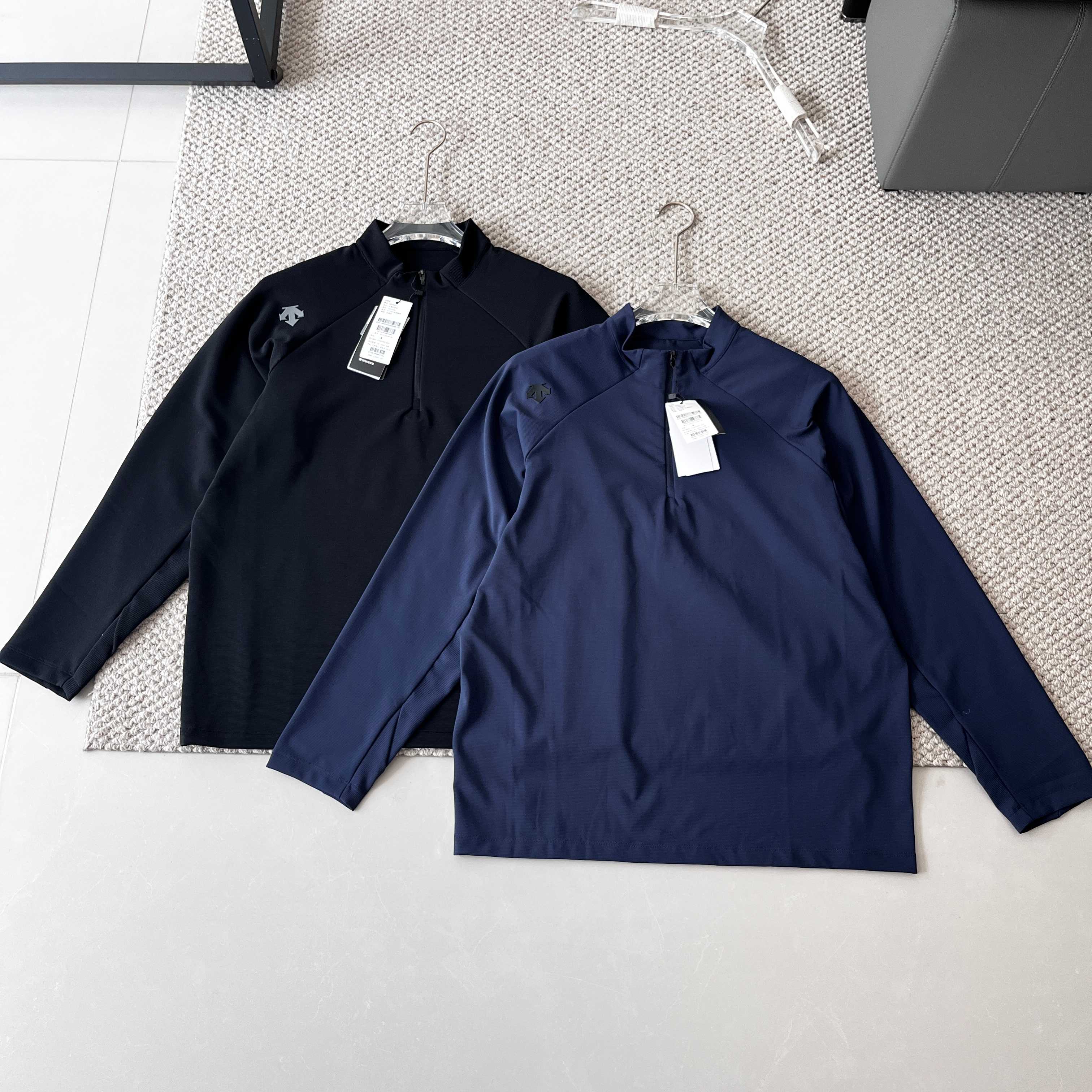 💰110
DESCENTE迪桑特TRAINING综训训练运动健身男士长袖针织衫秋季
这是一款非常典型的**DESCENTE(迪桑特)** 品牌的**男士秋季长袖针织运动衫**,专门为**综合训练(TRAINING)** 和**健身**场景设计。
该系列产品专为健身房内外的多种训练项目设计(如力量训练、HIIT、有氧、功能性训练等)。
* 核心诉求是提供**舒适性、灵活性、透气排汗性以及一定的支撑与保暖**。
特点:** 具有良好的**弹性、透气性、吸湿排汗性、柔软度**。针织结构本身也提供一定的延展性和舒适度。
颜色:黑色/藏青
尺码:M-XXL
M L XL XXL
衣长 68 70 72 74
胸宽 53.5 55.5 57.5 59.5
袖长 72 73 74 75