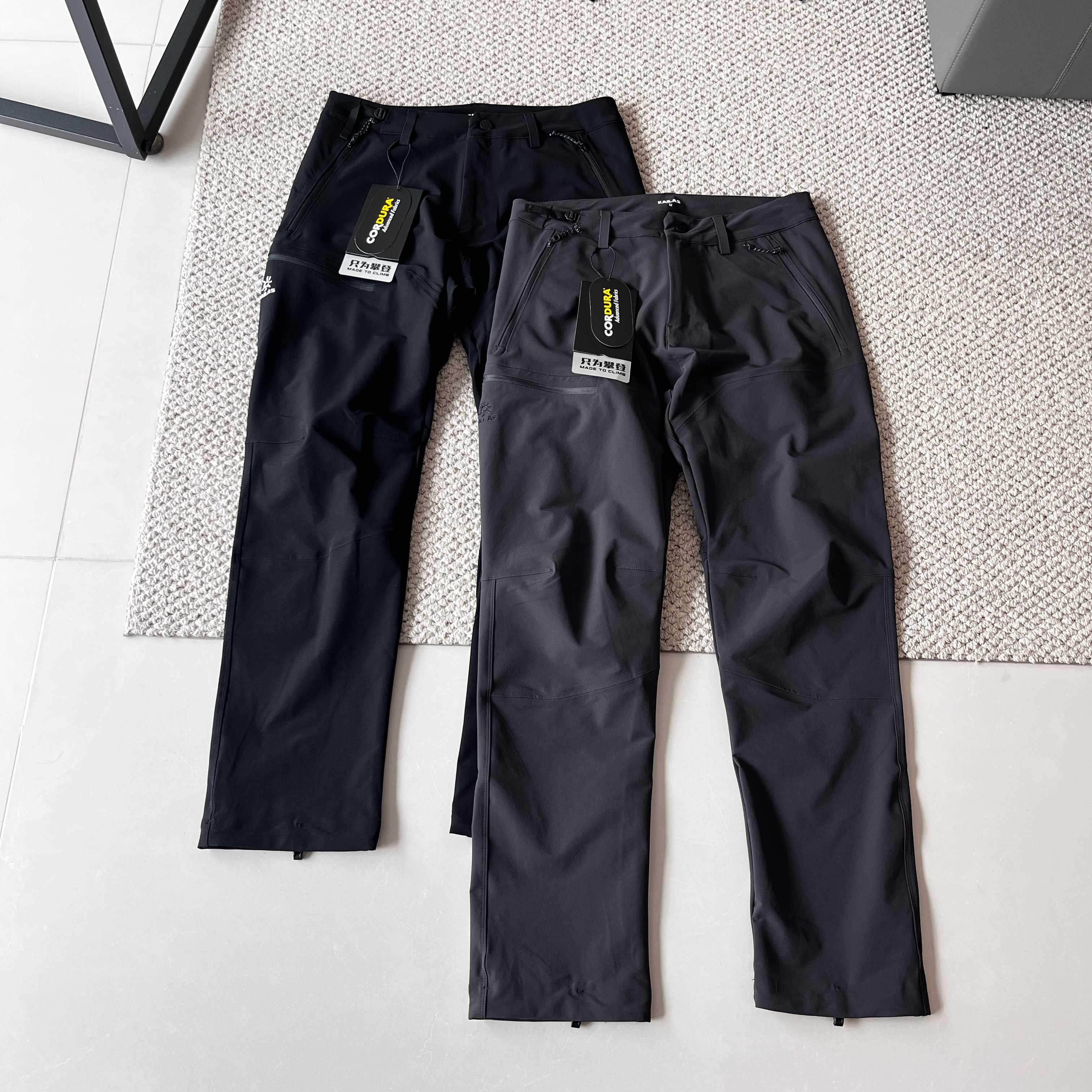 💰170
户外神裤 | 凯乐石T10-M软壳裤

还在为户外徒步时裤子不耐磨而烦恼？还在纠结日常通勤与户外活动不能一条裤子搞定？凯乐石T10-M软壳裤，解决你的所有困扰！

它采用CORDURA尼龙66耐磨软壳面料，特别是在膝盖和臀部这些易磨损区域，使用更高密度的CORDURA面料进行加强 ，其余位置则采用亲肤的CORDURA面料，不仅轻量舒适，还大大提升了裤子整体的耐用性。无论是穿梭在荆棘丛生的山林，还是在岩石上攀爬摩擦，它都能轻松应对，不易磨损。

专业登山运动剪裁，依据人体不同肌肉部位在运动时的运动量需求特别研发。立体膝位、臀位和钻石立裆设计，让裤子更贴合运动状态，有效减少运动时的束缚感。高抬腿、大幅度跨越等动作都能轻松完成，完全没有紧绷感。

腰部配有功能调节扣，可轻松调节松紧；裤脚不仅有可调节抽绳，还内置靴带钩，能有效防止风砂、蚊虫入侵，也避免了叠穿时的不适 。膝窝透气冲孔设计，即使长时间运动，也能保持腿部干爽，不会闷热。每寸13针车缝密度加上0.3cm精致窄双针，更抗撕裂。

而且它的适用性超广，中低海拔的多日轻装徒步，它是你的得力伙伴；日常城市通勤，其简约的设计和舒适的穿着感也毫不违和。一条裤子，多种场景随心切换 。
颜色 : 黑色  灰色 尺码 : M-XXL
         	M	L	XL	XXL	
腰围	80	84	88	92
臀围	104	108	113	118	
裤长	100	101	103	104	
建议	130斤	150斤	170斤	190斤