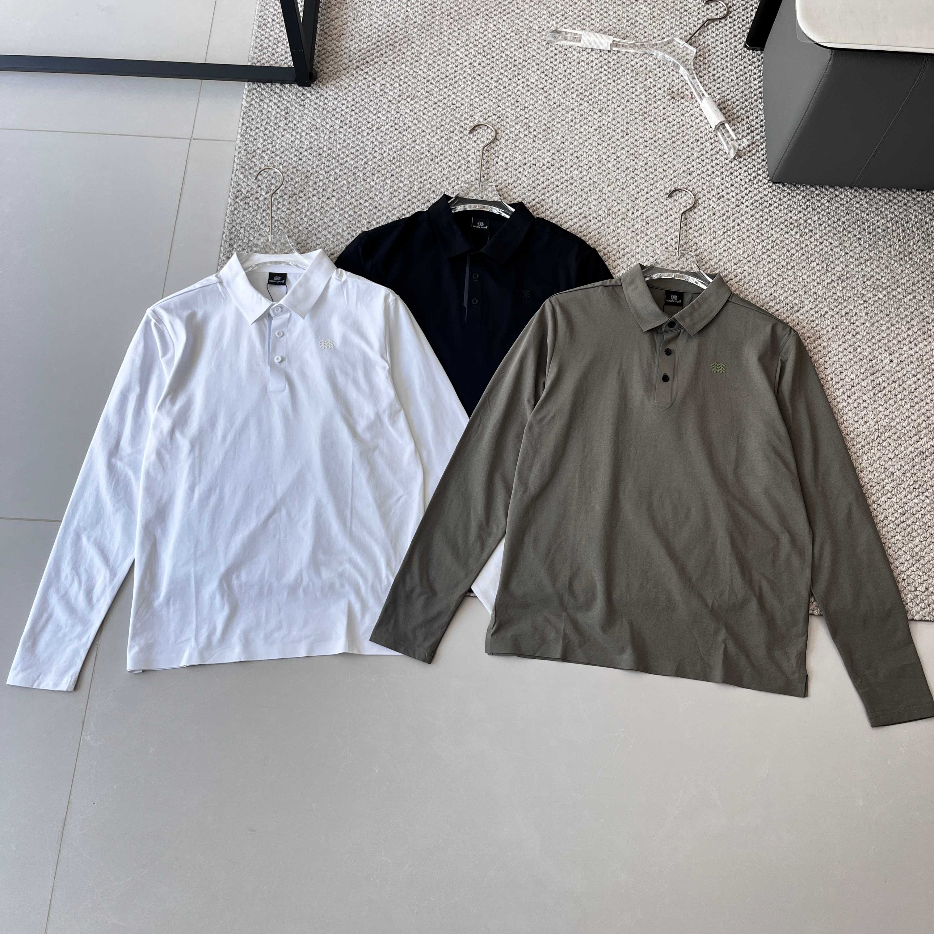 💰120
KOLON SPORT可隆商务保罗衫男士SECO长袖POLO衫吸湿速干打底衫
KOLON SPORT可隆男士SECO长袖POLO衫是一款兼具商务与户外功能的服装,以下是其介绍:
• 面料科技:采用可隆自主研发的SECO3.0面料,增加了50%可回收纱线,秉承了吸湿速干、防晒的优秀运动功能性,穿着体感更轻盈舒适。同时新增了Polygiene抑菌处理,可有效减少异味与细菌滋生。
• 功能特性:具备UPF50+的防晒功能,能有效抵御户外紫外线,保护皮肤。面料中的疏水纤维可快速将汗液转移到外层并蒸发,让穿着者在运动或日常活动中保持干爽。
• 设计细节:领子采用暗扣设计,干净简洁,易穿脱。领口门襟使用激光镭射贴合工艺或热压贴合工艺,提升了细节品质感,使外观平整有质感。后领下方有LOGO印花,展示品牌标识。
• 穿着场景:简约精致的设计使其既适合城市日常通勤、商务场合穿着,也能满足近郊户外运动等需求,完美实现了户外与日常的平衡。
颜色:黑色/白色/墨绿
尺码:M-XXL
M L XL 2XL
后中长 67.5 69.5 71.5 73.5
胸围 51.5 53.5 55.5 57.5
肩宽 43.5 46.5 45 45
袖长 64 65 66 67