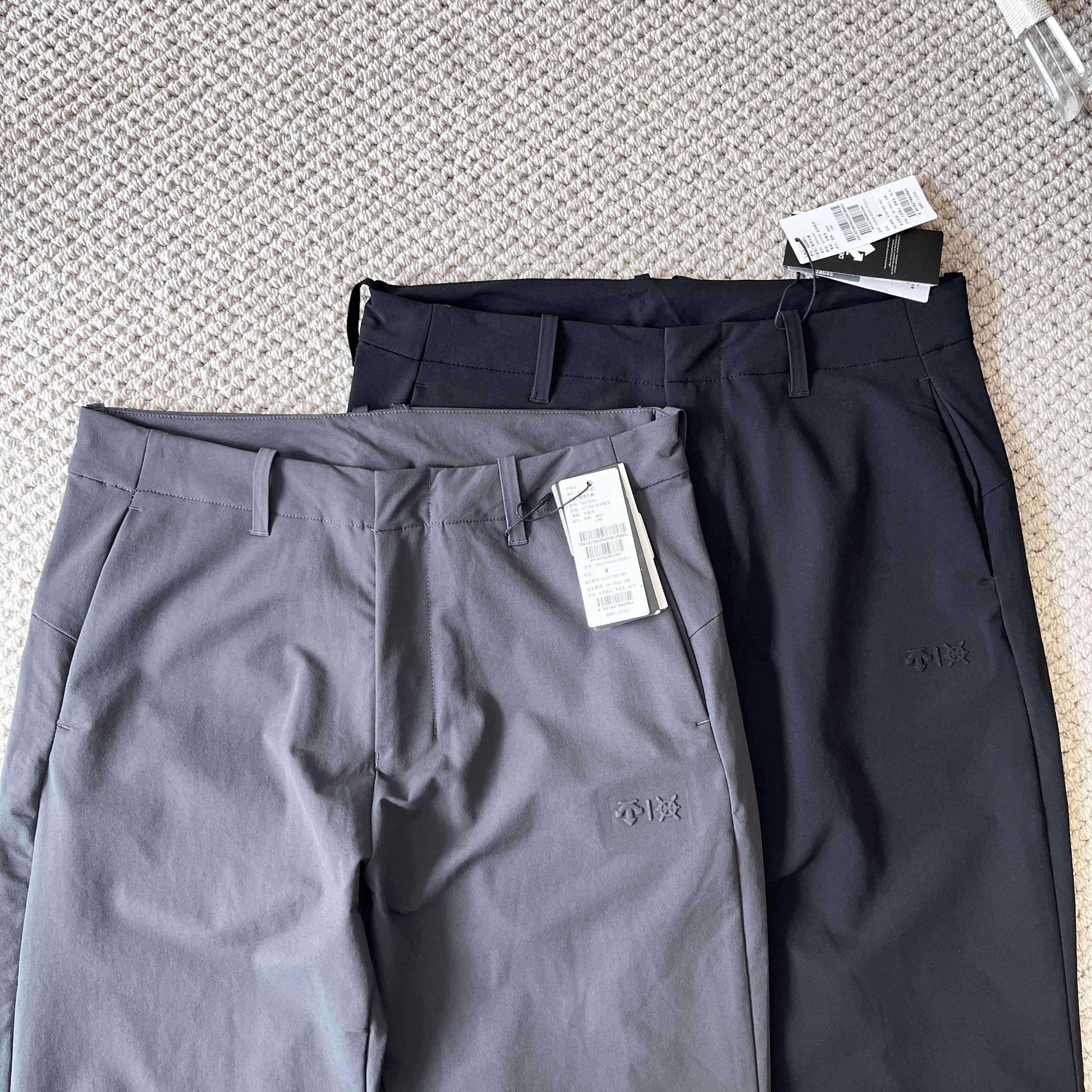 💰150
DESCENTE迪桑特DUALIS系列都市通勤SOLOTEX男士防晒梭织运动长裤
这款长裤是迪桑特将专业运动科技与都市日常穿着相结合的典范,非常适合追求品质、功能性和简约设计的现代都市男性。
产品核心亮点
1. 顶级功能面料 - SOLOTEX®
· 来源:由日本东丽(TORAY)公司研发,是一种高性能的弹性聚酯纤维。
· 核心优势:
· 极致弹力与回复性:提供全方位的自由活动空间,久坐、蹲下、大幅跨步都毫无束缚感,且不易变形。
· 卓越的柔软质感:触感顺滑亲肤,穿着体验远超普通聚酯或尼龙面料,更接近高品质棉的舒适感。
· 优异的垂坠感:面料本身有重量感,制成的裤装线条利落流畅,避免运动裤常有的“膨胀感”,更显修身与高级。
· 抗皱性:易于打理,长时间乘坐通勤或办公后仍能保持挺括外观。
2. DUALIS 系列设计理念 - “双生”/“双栖”
· 这个系列的定位就是 “商务与运动之间”。它打破了传统正装裤与运动裤的界限,旨在打造一款能够无缝衔接多种场景的服装。
· 都市通勤:外观简洁利落,颜色多为黑、灰、深蓝等百搭商务色,足以应对大多数通勤和半正式商务场合。
· 轻度运动与休闲:具备运动裤的全部功能弹性,下班后可直接去健身房、瑜伽馆,或进行其他轻度户外活动。
3. 精湛的立体剪裁
· 迪桑特作为高端运动品牌,其剪裁充分考虑了人体工学。
· 通常会在膝部、裆部等关节活动处采用立体拼接或特殊的剪裁工艺,在保证活动机能的同时,最大限度地修饰腿型,显得腿部线条更直、更修长。
4. 人性化细节设计
· 简约外观:整体设计干净,减少不必要的夸张logo和复杂线条,更符合通勤要求。
· 隐形拉链口袋:通常设有带拉链的侧袋或后袋,方便安全地存放手机、钥匙、卡片等小物。
· 适中裤长与微收脚口:裤脚设计多为直筒或微收口,既能保持利落感,也能方便搭配各种鞋款(从运动鞋到休闲皮鞋皆可)。
颜色:黑色/灰色
尺码:M-XXL
M L XL 2XL
腰宽 42 44 46 48
裤长 101 102 103 104
坐围 52 54 56 58