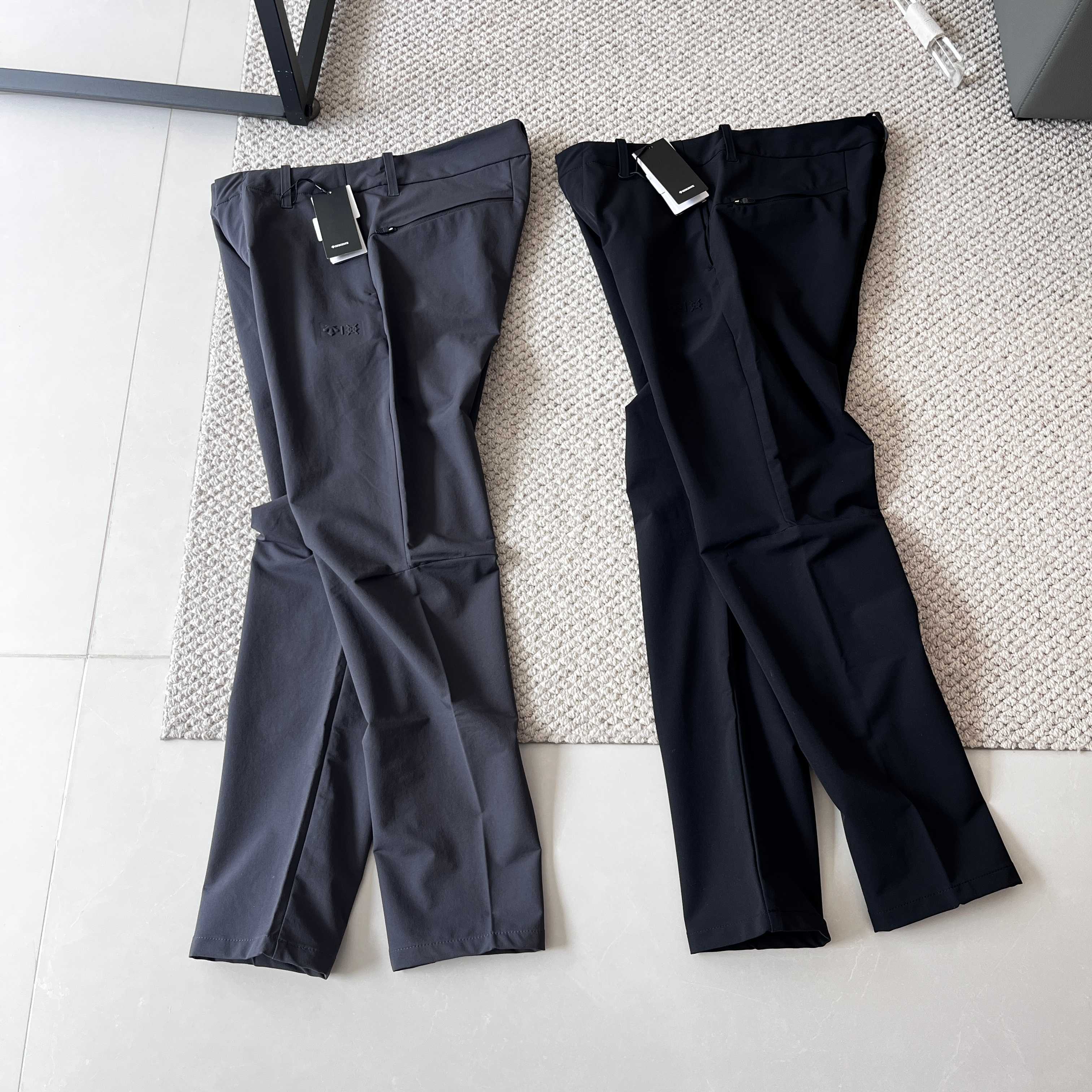 💰150
DESCENTE迪桑特DUALIS系列都市通勤SOLOTEX男士防晒梭织运动长裤
这款长裤是迪桑特将专业运动科技与都市日常穿着相结合的典范,非常适合追求品质、功能性和简约设计的现代都市男性。
产品核心亮点
1. 顶级功能面料 - SOLOTEX®
· 来源:由日本东丽(TORAY)公司研发,是一种高性能的弹性聚酯纤维。
· 核心优势:
· 极致弹力与回复性:提供全方位的自由活动空间,久坐、蹲下、大幅跨步都毫无束缚感,且不易变形。
· 卓越的柔软质感:触感顺滑亲肤,穿着体验远超普通聚酯或尼龙面料,更接近高品质棉的舒适感。
· 优异的垂坠感:面料本身有重量感,制成的裤装线条利落流畅,避免运动裤常有的“膨胀感”,更显修身与高级。
· 抗皱性:易于打理,长时间乘坐通勤或办公后仍能保持挺括外观。
2. DUALIS 系列设计理念 - “双生”/“双栖”
· 这个系列的定位就是 “商务与运动之间”。它打破了传统正装裤与运动裤的界限,旨在打造一款能够无缝衔接多种场景的服装。
· 都市通勤:外观简洁利落,颜色多为黑、灰、深蓝等百搭商务色,足以应对大多数通勤和半正式商务场合。
· 轻度运动与休闲:具备运动裤的全部功能弹性,下班后可直接去健身房、瑜伽馆,或进行其他轻度户外活动。
3. 精湛的立体剪裁
· 迪桑特作为高端运动品牌,其剪裁充分考虑了人体工学。
· 通常会在膝部、裆部等关节活动处采用立体拼接或特殊的剪裁工艺,在保证活动机能的同时,最大限度地修饰腿型,显得腿部线条更直、更修长。
4. 人性化细节设计
· 简约外观:整体设计干净,减少不必要的夸张logo和复杂线条,更符合通勤要求。
· 隐形拉链口袋:通常设有带拉链的侧袋或后袋,方便安全地存放手机、钥匙、卡片等小物。
· 适中裤长与微收脚口:裤脚设计多为直筒或微收口,既能保持利落感,也能方便搭配各种鞋款(从运动鞋到休闲皮鞋皆可)。
颜色:黑色/灰色
尺码:M-XXL
M L XL 2XL
腰宽 42 44 46 48
裤长 101 102 103 104
坐围 52 54 56 58