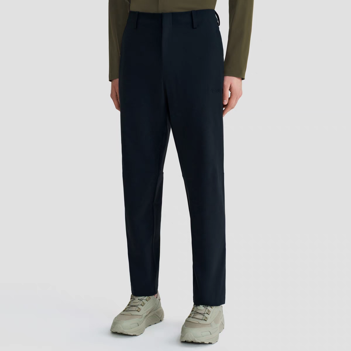 💰150
DESCENTE迪桑特DUALIS系列都市通勤SOLOTEX男士防晒梭织运动长裤
这款长裤是迪桑特将专业运动科技与都市日常穿着相结合的典范,非常适合追求品质、功能性和简约设计的现代都市男性。
产品核心亮点
1. 顶级功能面料 - SOLOTEX®
· 来源:由日本东丽(TORAY)公司研发,是一种高性能的弹性聚酯纤维。
· 核心优势:
· 极致弹力与回复性:提供全方位的自由活动空间,久坐、蹲下、大幅跨步都毫无束缚感,且不易变形。
· 卓越的柔软质感:触感顺滑亲肤,穿着体验远超普通聚酯或尼龙面料,更接近高品质棉的舒适感。
· 优异的垂坠感:面料本身有重量感,制成的裤装线条利落流畅,避免运动裤常有的“膨胀感”,更显修身与高级。
· 抗皱性:易于打理,长时间乘坐通勤或办公后仍能保持挺括外观。
2. DUALIS 系列设计理念 - “双生”/“双栖”
· 这个系列的定位就是 “商务与运动之间”。它打破了传统正装裤与运动裤的界限,旨在打造一款能够无缝衔接多种场景的服装。
· 都市通勤:外观简洁利落,颜色多为黑、灰、深蓝等百搭商务色,足以应对大多数通勤和半正式商务场合。
· 轻度运动与休闲:具备运动裤的全部功能弹性,下班后可直接去健身房、瑜伽馆,或进行其他轻度户外活动。
3. 精湛的立体剪裁
· 迪桑特作为高端运动品牌,其剪裁充分考虑了人体工学。
· 通常会在膝部、裆部等关节活动处采用立体拼接或特殊的剪裁工艺,在保证活动机能的同时,最大限度地修饰腿型,显得腿部线条更直、更修长。
4. 人性化细节设计
· 简约外观:整体设计干净,减少不必要的夸张logo和复杂线条,更符合通勤要求。
· 隐形拉链口袋:通常设有带拉链的侧袋或后袋,方便安全地存放手机、钥匙、卡片等小物。
· 适中裤长与微收脚口:裤脚设计多为直筒或微收口,既能保持利落感,也能方便搭配各种鞋款(从运动鞋到休闲皮鞋皆可)。
颜色:黑色/灰色
尺码:M-XXL
M L XL 2XL
腰宽 42 44 46 48
裤长 101 102 103 104
坐围 52 54 56 58