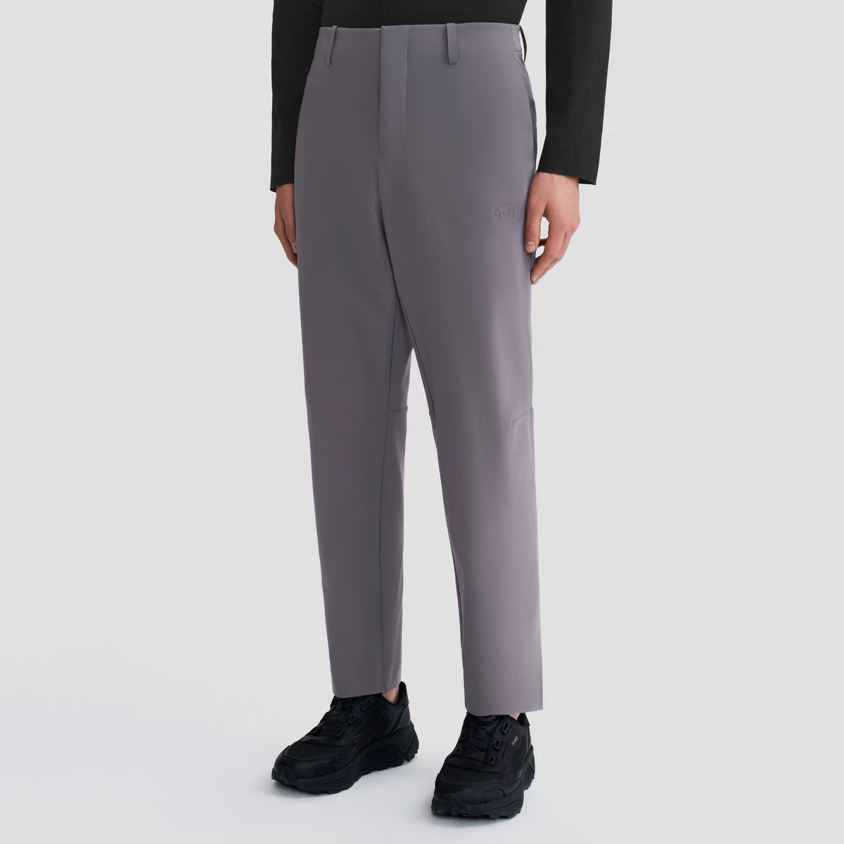 💰150
DESCENTE迪桑特DUALIS系列都市通勤SOLOTEX男士防晒梭织运动长裤
这款长裤是迪桑特将专业运动科技与都市日常穿着相结合的典范,非常适合追求品质、功能性和简约设计的现代都市男性。
产品核心亮点
1. 顶级功能面料 - SOLOTEX®
· 来源:由日本东丽(TORAY)公司研发,是一种高性能的弹性聚酯纤维。
· 核心优势:
· 极致弹力与回复性:提供全方位的自由活动空间,久坐、蹲下、大幅跨步都毫无束缚感,且不易变形。
· 卓越的柔软质感:触感顺滑亲肤,穿着体验远超普通聚酯或尼龙面料,更接近高品质棉的舒适感。
· 优异的垂坠感:面料本身有重量感,制成的裤装线条利落流畅,避免运动裤常有的“膨胀感”,更显修身与高级。
· 抗皱性:易于打理,长时间乘坐通勤或办公后仍能保持挺括外观。
2. DUALIS 系列设计理念 - “双生”/“双栖”
· 这个系列的定位就是 “商务与运动之间”。它打破了传统正装裤与运动裤的界限,旨在打造一款能够无缝衔接多种场景的服装。
· 都市通勤:外观简洁利落,颜色多为黑、灰、深蓝等百搭商务色,足以应对大多数通勤和半正式商务场合。
· 轻度运动与休闲:具备运动裤的全部功能弹性,下班后可直接去健身房、瑜伽馆,或进行其他轻度户外活动。
3. 精湛的立体剪裁
· 迪桑特作为高端运动品牌,其剪裁充分考虑了人体工学。
· 通常会在膝部、裆部等关节活动处采用立体拼接或特殊的剪裁工艺,在保证活动机能的同时,最大限度地修饰腿型,显得腿部线条更直、更修长。
4. 人性化细节设计
· 简约外观:整体设计干净,减少不必要的夸张logo和复杂线条,更符合通勤要求。
· 隐形拉链口袋:通常设有带拉链的侧袋或后袋,方便安全地存放手机、钥匙、卡片等小物。
· 适中裤长与微收脚口:裤脚设计多为直筒或微收口,既能保持利落感,也能方便搭配各种鞋款(从运动鞋到休闲皮鞋皆可)。
颜色:黑色/灰色
尺码:M-XXL
M L XL 2XL
腰宽 42 44 46 48
裤长 101 102 103 104
坐围 52 54 56 58