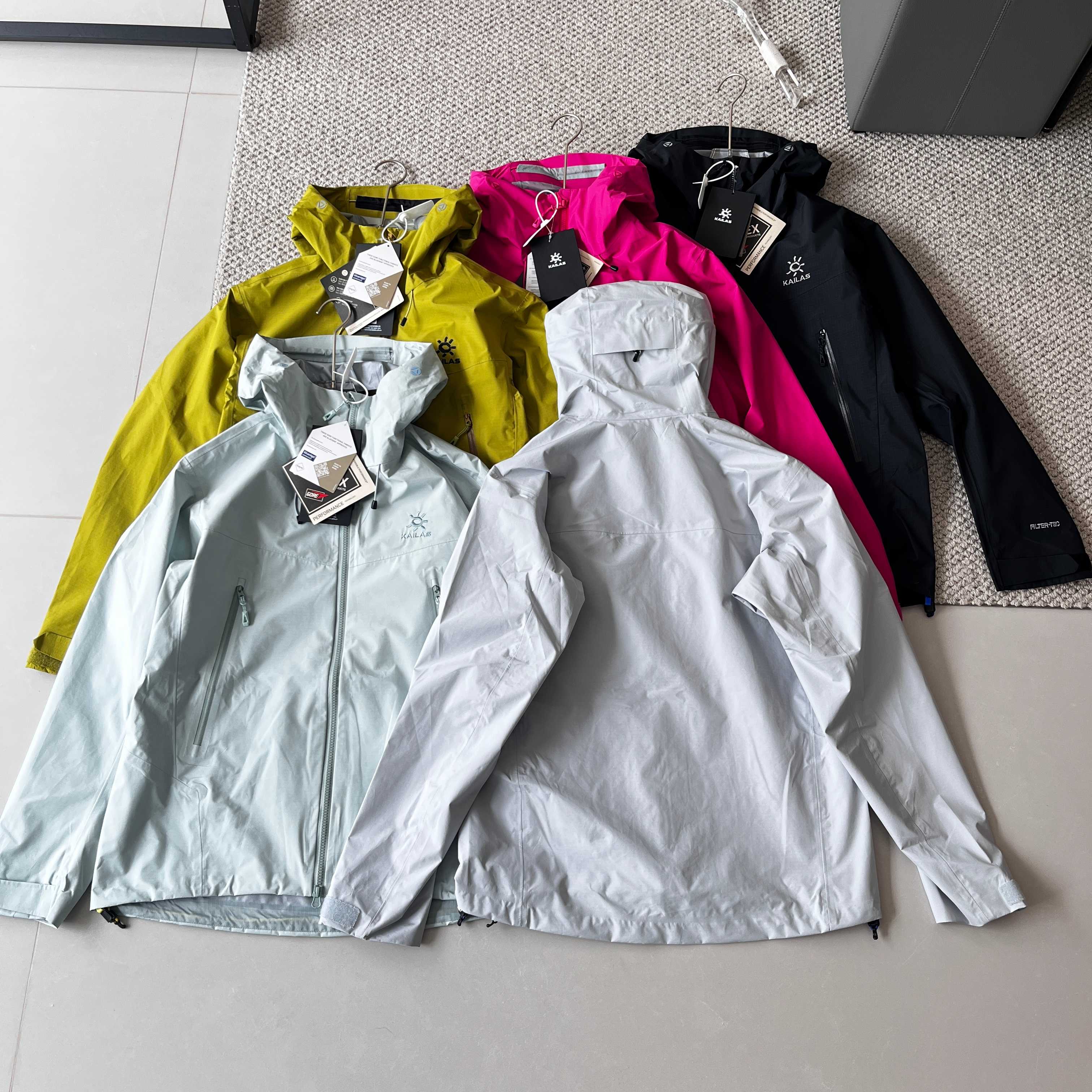 💰300 【平铺图】
KAILAS 凯乐石博格达LT系列轻量防风防水户外登山硬壳冲锋衣
• FILTERTEC 3L面料:由外层40D尼龙、中间层ePTFE膜和内层亲肤处理层组成,具有20000mm的防水指数和20000g/㎡/24h的透气性能,能抵御暴雨级降水和7级强风。
• Softshell复合软壳弹力面料:柔软有延展性,外表防泼水,具备优秀的防风、透气、保温性,还能减少背包等对衣服的摩擦损坏。
• 人体工学剪裁:针对女性肩窄腰细的特点,采用立体修身剪裁,在腋下、肘部等关节处预留活动空间,既保证攀爬时的灵活性,又避免传统冲锋衣的「水桶感」。
• 细节设计:包括可调节风帽、魔术贴袖口、可收紧下摆、腋下加长透气拉链、隐藏式收纳袋、YKK防水拉链等,全方位提升穿着的舒适度和便利性。
• 防水防风:外壳采用自研的黑标防水料子,配合严谨精细的密封缝合,防水系数达到防暴雨级别,能抵御6-8小时的大雨、暴雨,可抗7-8级大风。
• 透气透湿:腋下有双向开合的腋下拉链,可调节透气,其面料透湿性能良好,能及时排出身体产生的汗气,保持身体干爽。
• 轻量舒适:重量大概在300克左右,轻量设计使其不会给徒步者增加过多负担,长时间徒步也能节省体力。
• 户外徒步:无论是低海拔的日常徒步,还是中高海拔的重装徒步,博格达LT都能提供可靠的防护和舒适的穿着体验
颜色:极地黑 冰湖绿 绒稿粉 鹅黄色 稿羽灰
绒稿粉尺码S--XL
尺码:S-XXL
S 衣长 68 胸围 110 肩宽45
M 衣长 70 胸围114 肩宽47
L 衣长72 胸围118 肩宽49
XL衣长76 胸围122 肩宽51
XXL 衣长78 胸围126 肩宽53
身高体重 推荐
S(身高155—165 体重120以下)
m(身高165—170 体重120—140)
L(身高170—175 体重140—160)
XL(身高175—180 体重160—180)
XXL(身高180—185 体重180—200