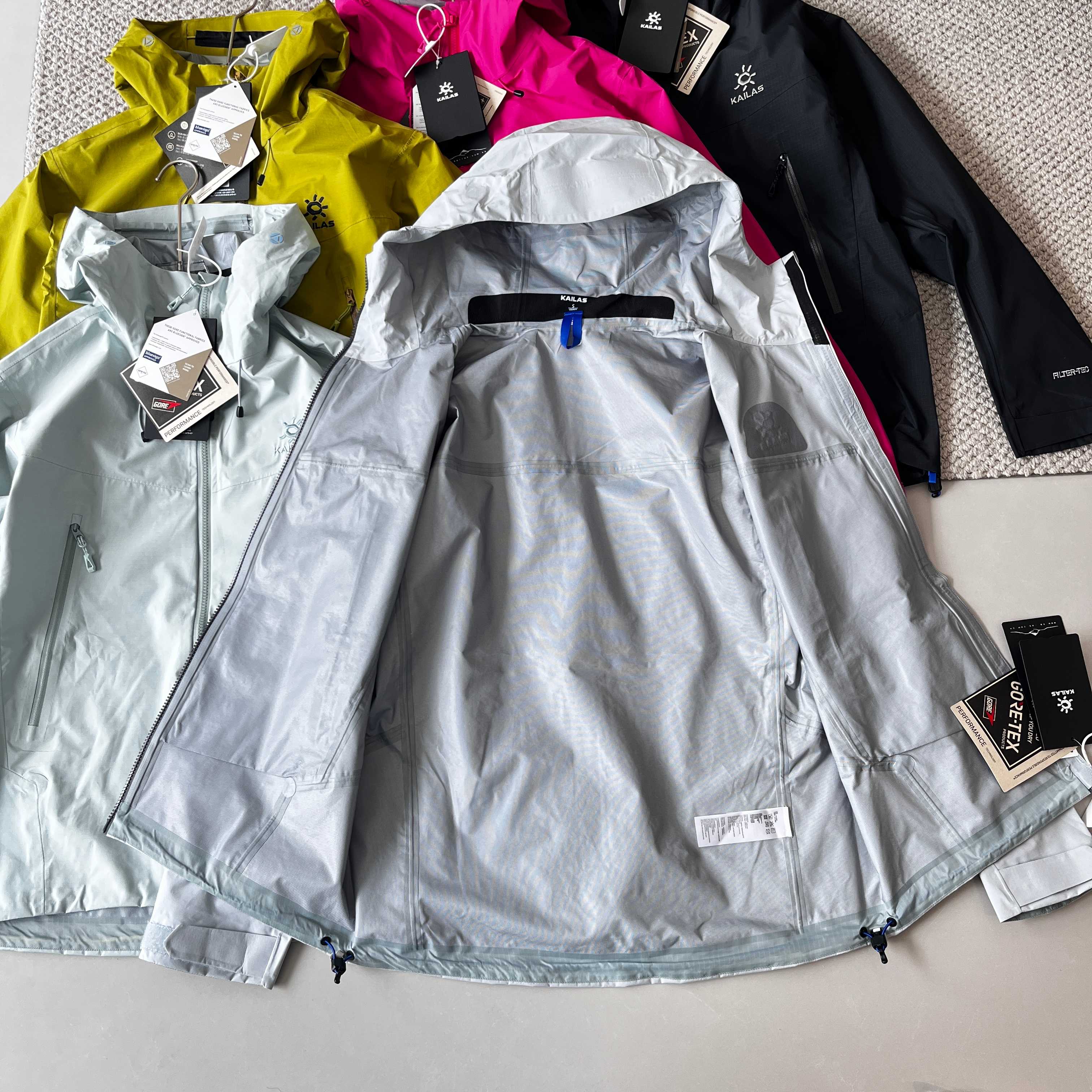 💰300 【平铺图】
KAILAS 凯乐石博格达LT系列轻量防风防水户外登山硬壳冲锋衣
• FILTERTEC 3L面料:由外层40D尼龙、中间层ePTFE膜和内层亲肤处理层组成,具有20000mm的防水指数和20000g/㎡/24h的透气性能,能抵御暴雨级降水和7级强风。
• Softshell复合软壳弹力面料:柔软有延展性,外表防泼水,具备优秀的防风、透气、保温性,还能减少背包等对衣服的摩擦损坏。
• 人体工学剪裁:针对女性肩窄腰细的特点,采用立体修身剪裁,在腋下、肘部等关节处预留活动空间,既保证攀爬时的灵活性,又避免传统冲锋衣的「水桶感」。
• 细节设计:包括可调节风帽、魔术贴袖口、可收紧下摆、腋下加长透气拉链、隐藏式收纳袋、YKK防水拉链等,全方位提升穿着的舒适度和便利性。
• 防水防风:外壳采用自研的黑标防水料子,配合严谨精细的密封缝合,防水系数达到防暴雨级别,能抵御6-8小时的大雨、暴雨,可抗7-8级大风。
• 透气透湿:腋下有双向开合的腋下拉链,可调节透气,其面料透湿性能良好,能及时排出身体产生的汗气,保持身体干爽。
• 轻量舒适:重量大概在300克左右,轻量设计使其不会给徒步者增加过多负担,长时间徒步也能节省体力。
• 户外徒步:无论是低海拔的日常徒步,还是中高海拔的重装徒步,博格达LT都能提供可靠的防护和舒适的穿着体验
颜色:极地黑 冰湖绿 绒稿粉 鹅黄色 稿羽灰
绒稿粉尺码S--XL
尺码:S-XXL
S 衣长 68 胸围 110 肩宽45
M 衣长 70 胸围114 肩宽47
L 衣长72 胸围118 肩宽49
XL衣长76 胸围122 肩宽51
XXL 衣长78 胸围126 肩宽53
身高体重 推荐
S(身高155—165 体重120以下)
m(身高165—170 体重120—140)
L(身高170—175 体重140—160)
XL(身高175—180 体重160—180)
XXL(身高180—185 体重180—200