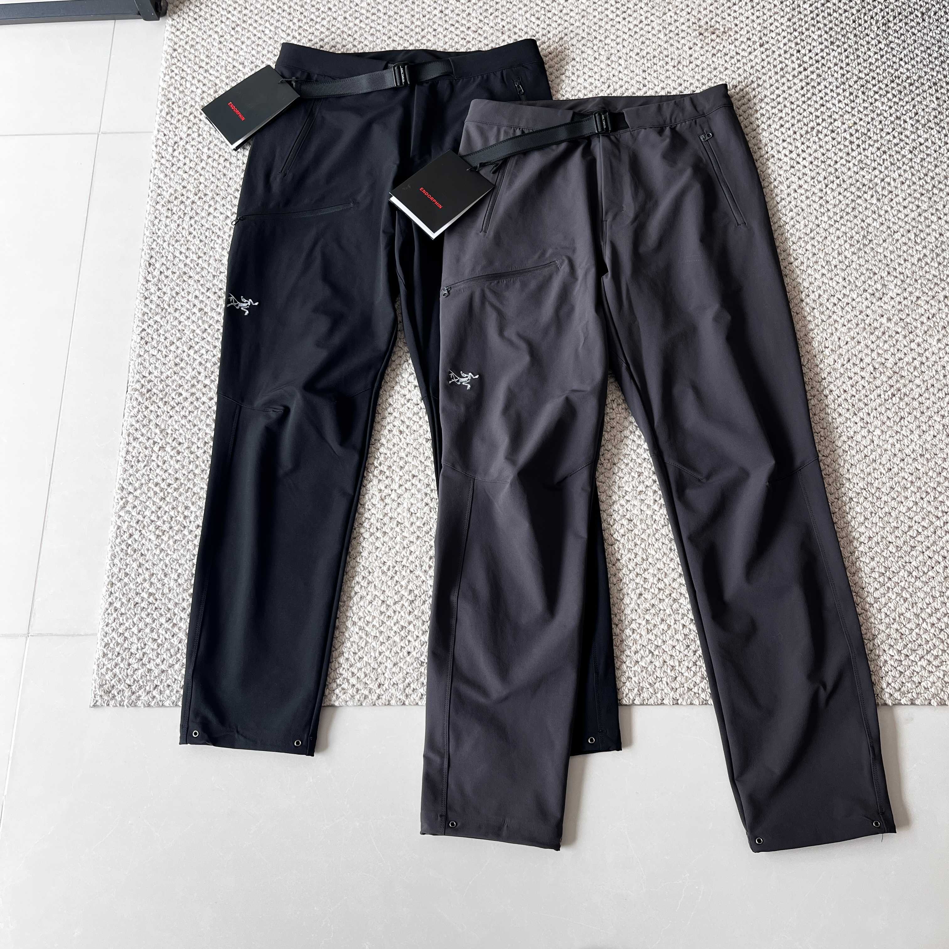 💰165
ARC'TERYX始祖鸟 GAMMA PANT 防风 男子 软壳长裤
这款长裤是始祖鸟旗下最受欢迎和公认的多功能软壳裤之一,以其卓越的性能、出色的灵活性和广泛的适用性而闻名。
核心概述
GAMMA PANT 是一款为山地运动设计的全能型软壳长裤。它完美平衡了防风性、防泼水性、透气性和延展性,使其成为从春秋季徒步、登山到冬季中层保暖,乃至日常都市穿着的理想选择。它并非为极端恶劣天气(如暴雨、大雪)设计,而是应对多变山地环境的“万金油”产品。
1. 面料:
· 主要采用始祖鸟自主研发的 Fortius™ 2.0 软壳面料。这是一种尼龙/弹性纤维混纺面料,其特点是:
· 高度耐磨: 可以应对岩石、灌木丛等刮蹭。
· 四向拉伸: 提供极大的活动自由度,做大幅度动作如攀爬、跨步时毫无束缚感。
· 防风: 能有效阻挡山间冷风,保持体温。
· 防泼水(DWR处理): 表面有持久防水涂层,能甩掉小雨和雪沫,防止短时间内被浸湿。但无法承受长时间大雨。
2. 剪裁设计:
· 修身剪裁(Regular Fit): GAMMA PANT 通常采用常规合身剪裁,既不过于宽松也不紧身,方便在内部添加一层薄薄的保暖层(如美利奴羊毛长裤),同时保持利落的外形。
· ** articulated patterning(立体拼接):** 裤子的膝盖等部位采用符合人体工学的立体剪裁,在活动时提供更自然的贴合感。
3. 功能细节:
· 拉链: 通常配备一个带防风雨盖片的YKK前襟拉链和两个带拉链的插手口袋。
· 裤脚: 带有拉链开合的裤脚是GAMMA PANT一个非常受欢迎的设计。它可以轻松调节裤脚开口大小,方便穿脱徒步靴,或者在不需要时卷起裤脚。
· 内置腰带: 配备可调节的弹力内置腰带(抽绳),无需再系外置腰带,提供个性化的舒适贴合。
颜色:黑色/灰色
M L XL 2XL
腰宽 40 42 44 46
裤长101 102 103 104
坐围 52 54 56 58