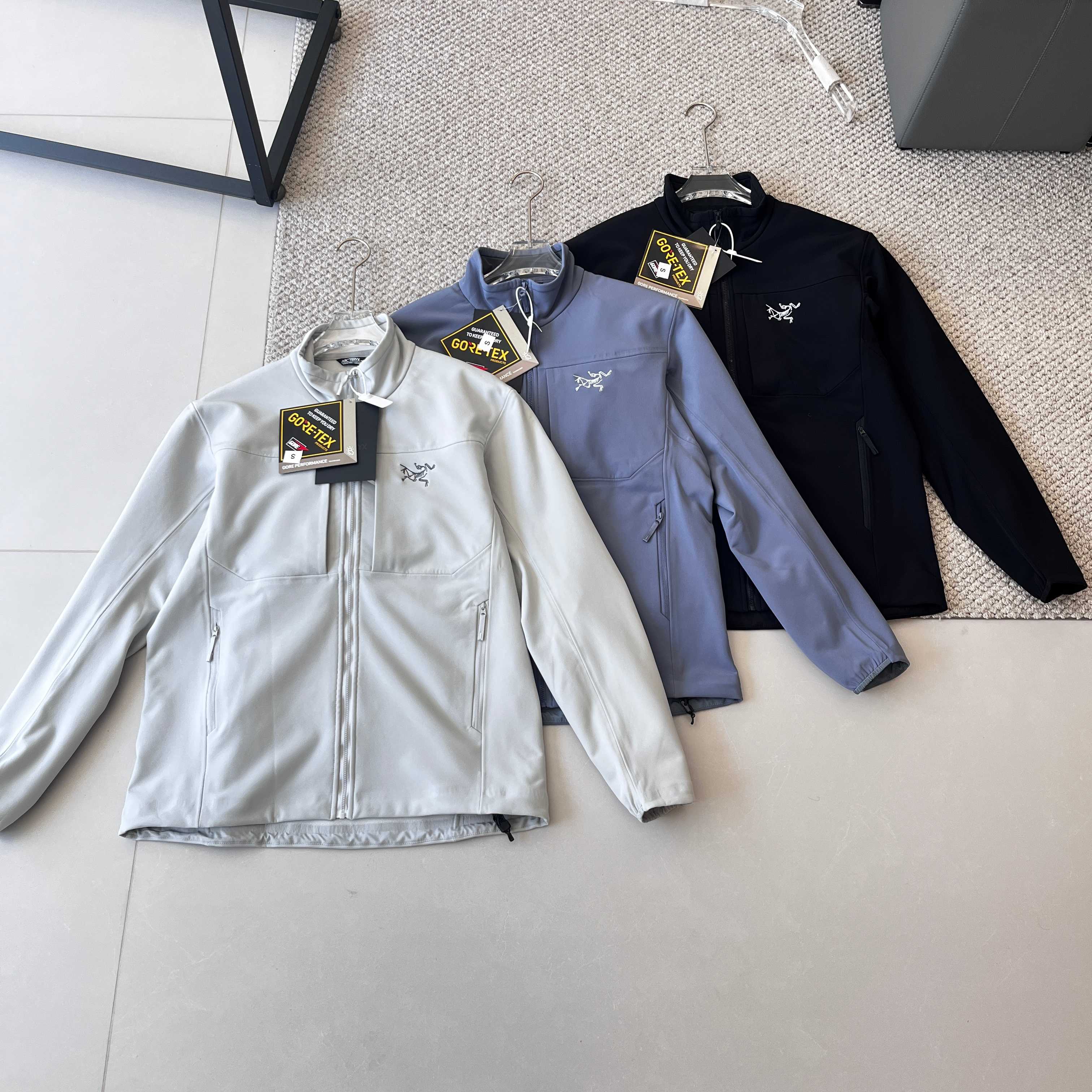 【顶级刺绣全压胶版本】 ARC'TERYX / 始祖鸟 GAMMA MX JACKET防风立领户外软壳抓绒夹克 外套户外运动徒步登山面料采用轻量、GAMMA防风防泼水外套,透气耐磨,内里无缝压胶工艺➕抓绒内衬,轻便更具有保暖性.FortiusTM2.0软壳面料,户外功能性出色结合了防风 拒水 透气等性能,非常耐用 减少累赘和重量立体整形,更合身舒适,E3D人体工学立体剪裁,更舒适灵活,修身剪裁,增加高强度活动的透气性,可调帽子抽绳,倍加舒适,微拉绳拉链片,冲切Velcro®松紧袖口,减少累赘!强烈推荐潮男必备单品! 颜色 : 黑色 隐秘灰 层云蓝 :衣长69胸围116肩宽47袖长69 M:衣长71胸围120肩宽48袖长70 L:衣长73胸围124肩宽49袖长71 XL:衣长75胸围128肩宽50袖长72 2XL:衣长76胸围132肩宽51袖长73