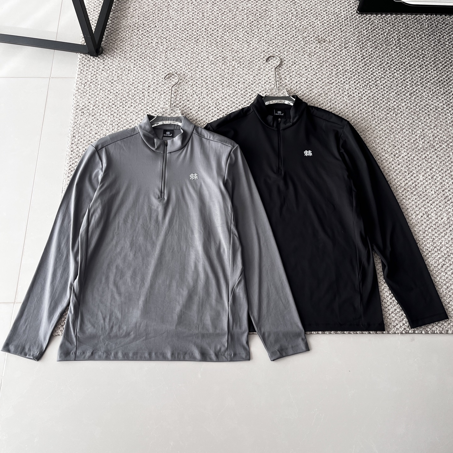 💰110
KOLON SPORT可隆吸湿速干TS-Functional男半拉链长袖速干衣
这款产品是KOLON SPORT品牌下非常经典和实用的一款功能型内衣/中层衣,非常适合户外运动和日常穿着。
产品核心特点解析
1. 品名解读:TS-Functional
· TS 通常指的是 “Trekking & Sports” 或 “Technical Sports”,意为“徒步与运动”或“专业运动”,表明其专为户外活动设计。
· Functional 即“功能的”,强调它并非普通棉质衣物,而是具备特殊功能性。
2. 核心科技:吸湿速干 (Moisture-Wicking & Quick-Drying)
· 面料:通常采用聚酯纤维(Polyester) 或特殊的功能性化纤面料。
· 工作原理:通过特殊的纤维结构或织法,将皮肤表面的汗液迅速吸收并扩散到面料外层,增大蒸发面积,从而实现快速蒸发干燥。
· 好处:在运动时保持身体干爽,避免因汗水滞留而导致的湿冷感和不适,有效防止感冒,提升运动舒适度。
3. 设计亮点:半拉链(1/4 Zip)
· 通风调节:半拉链设计是这款衣服的一大亮点。在运动强度大、体热升高时,可以轻松拉开拉链,快速散热,调节体温。
· 便于穿脱:相比套头款式,半拉链设计穿脱更加方便。
· 有型时尚:半拉链设计比全拉链更显利落,比无领款式更有层次感,兼具功能性与时尚感,日常外穿也很好看。
4. 版型与舒适度
· 立体剪裁:通常采用符合人体工学的立体剪裁,在肩部、肘部等关节处留有活动余量,确保运动时不受束缚。
· 扁平缝骨(Flatlock Seam):内部的接缝处多采用平滑的压胶或扁平缝制工艺,减少与皮肤的摩擦,避免长时间运动导致的摩擦不适,尤其适合背包徒步时穿着。
· 轻量透气:面料本身非常轻薄,收纳体积小,重量轻,透气性好。
适用场景
· 户外运动:徒步、登山、骑行、露营、跑步等各类活动的基础层(Base Layer) 或 中层(Mid Layer)。
· 日常休闲:春秋季节的日常外套,或冬季的内搭衣物。
· 健身房训练:作为健身时的运动上衣,保持干爽。
· 旅行:轻便易干,非常适合旅行时携带。
颜色:黑色/灰色
尺码:M-XXL
M L XL 2XL
衣长 68.5 70.5 72.5 74.5
胸围 52 54 56 58
肩宽 45 46.5 48 49.5
袖长 63 64 65 66