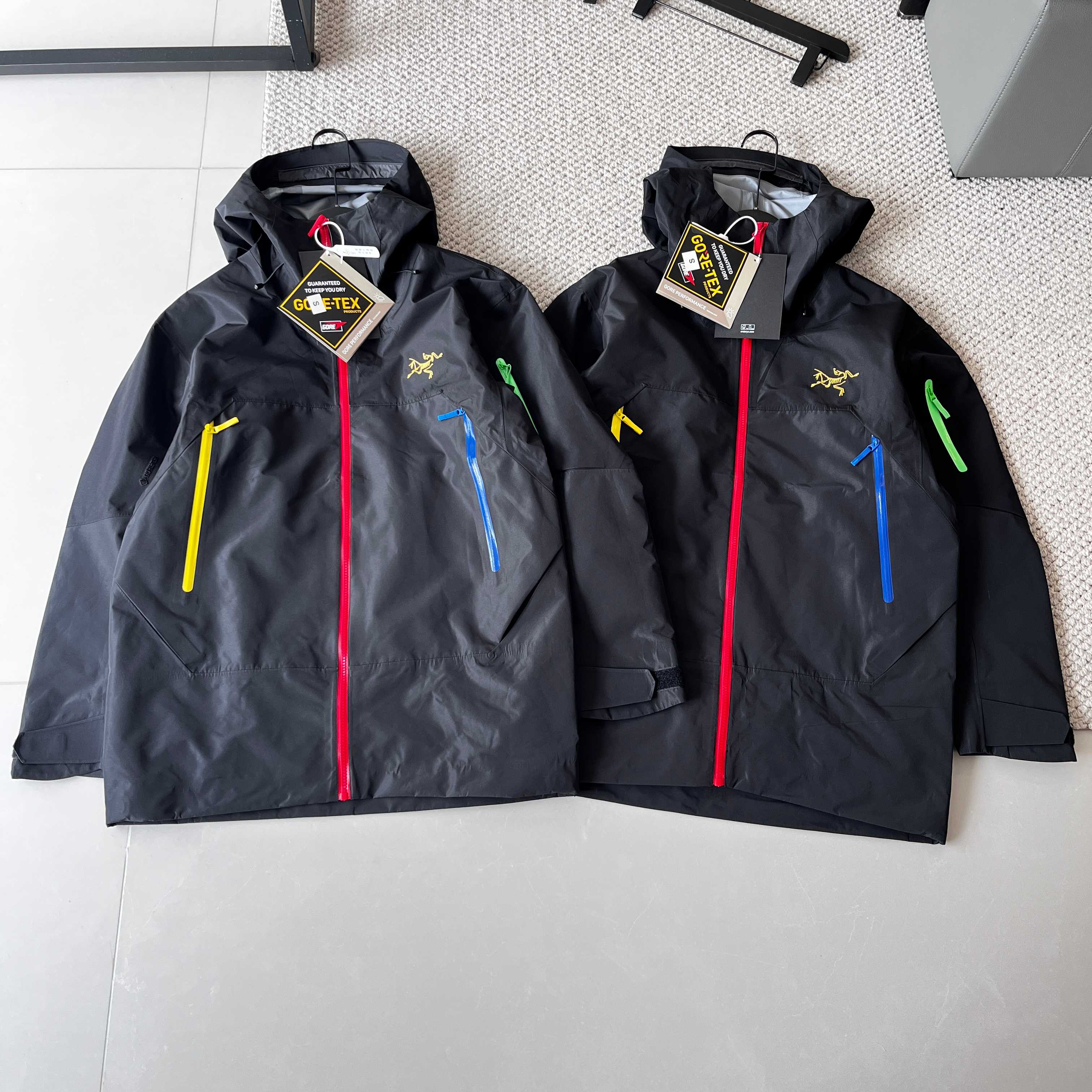 💰300
ARC‘TERYX rush 奥运五环限定 始祖鸟第六代 SV GTX 向导级硬壳冲锋衣滑雪服
• 外观设计:以经典的RUSH JACKET为例,2021年末推出的奥运复刻款以黑色为主色调,在胸前刺绣logo、防水拉链等细节处点缀高饱和的绿色,与奥运五环颜色相呼应。2025年的奥运限定五环RUSH JACKET冲锋衣,胸口有鲜明的五环标志,简约利落的版型充满高级感。
• 剪裁工艺:采用拼接设计和立体裁剪,不仅穿着舒适,还能更好地适应运动时身体的姿势变化,适合高阶滑雪者等户外运动爱好者。
• 防水性能:采用优质的防水面料,如GORE-TEX等,能有效阻挡雨水和雪水的渗透,即使在暴雨天气中也能让穿着者保持干爽。
• 透气性能:具备良好的透气性,如腋下拉链等设计可帮助快速散热,避免运动时身体产生的热气和湿气聚集,让穿着者保持舒适。
• 防风性能:面料紧密,具有很强的防风性能,能抵御寒风的侵袭,同时搭扣式弹力防风雪裙能有效阻止雪粉灌入,减少湿身和失温的不适。
• 耐磨性能:面料结实耐磨,具有较高的强度和韧性,不易被刮破或磨损,适合各种复杂的户外环境。
颜色:图片色
尺码: S—2XL
衣长 胸围 肩宽
S 73 118 59
M 75 122 60
L 77 126 61
XL 79 130 62
XXL 81 134 63
数据均为手工测量,误差1-2CM为正常现象