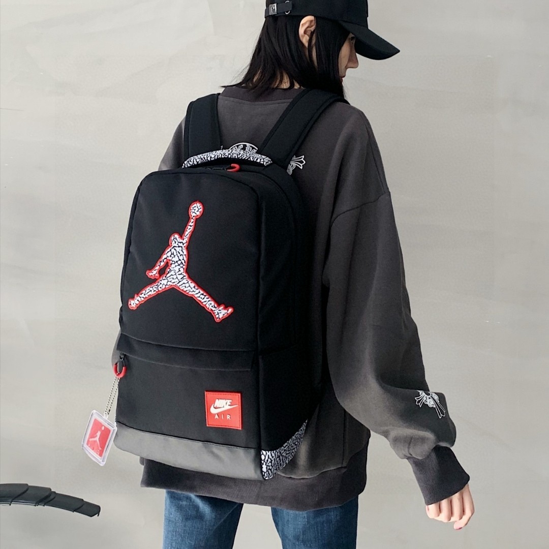 💰75
耐克乔丹爆裂纹大logo双肩包单肩包男女同款系列。
质量超级好。容纳空间大。内置电脑夹层。
包包背垫超级柔软 上身背着特别舒适 给你一个不一样的背包体验。
经典无须多说。运动达人首选。
颜色: 黑色 白色
尺寸 : 48 ✘ 32 ✘ 12