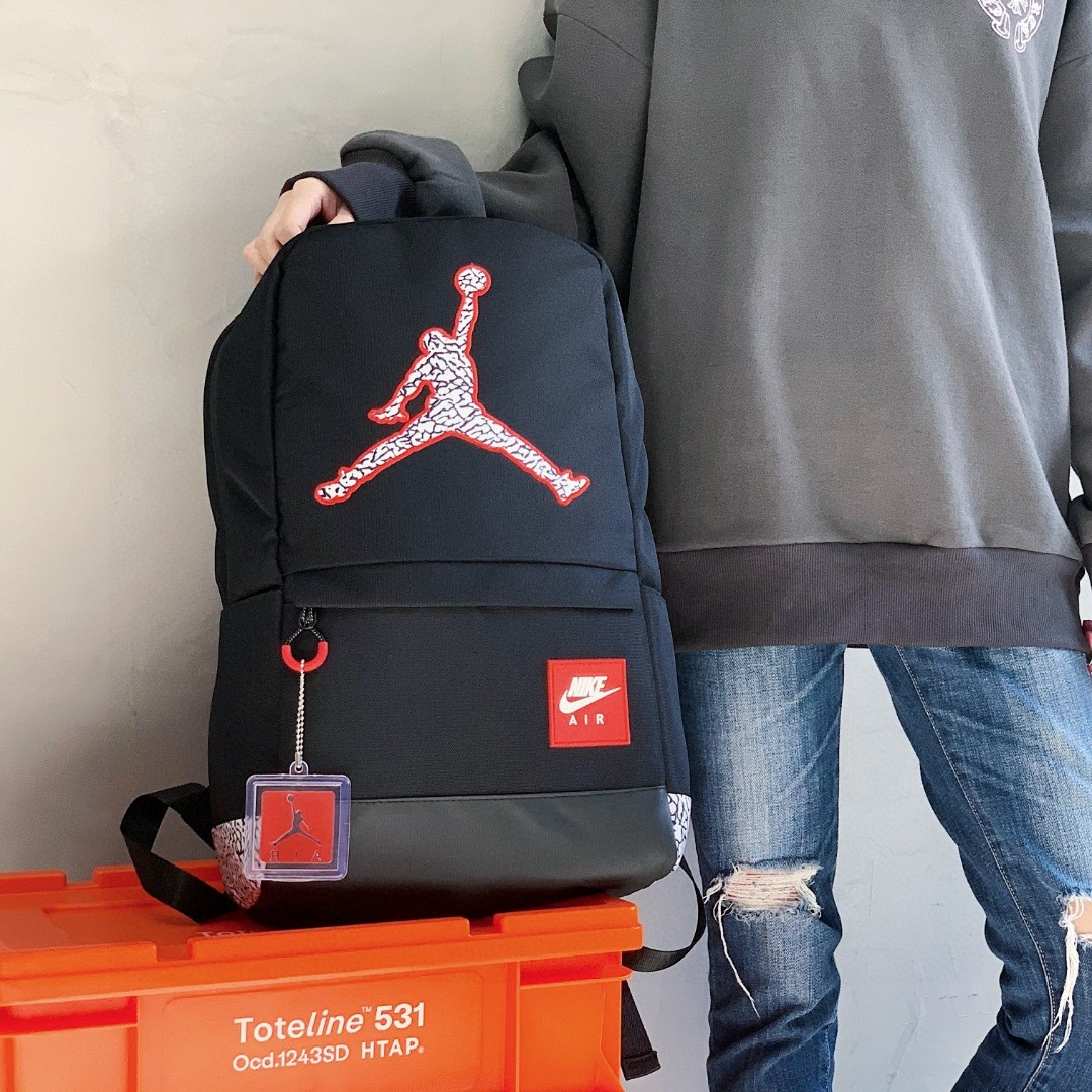 💰75
耐克乔丹爆裂纹大logo双肩包单肩包男女同款系列。
质量超级好。容纳空间大。内置电脑夹层。
包包背垫超级柔软 上身背着特别舒适 给你一个不一样的背包体验。
经典无须多说。运动达人首选。
颜色: 黑色 白色
尺寸 : 48 ✘ 32 ✘ 12