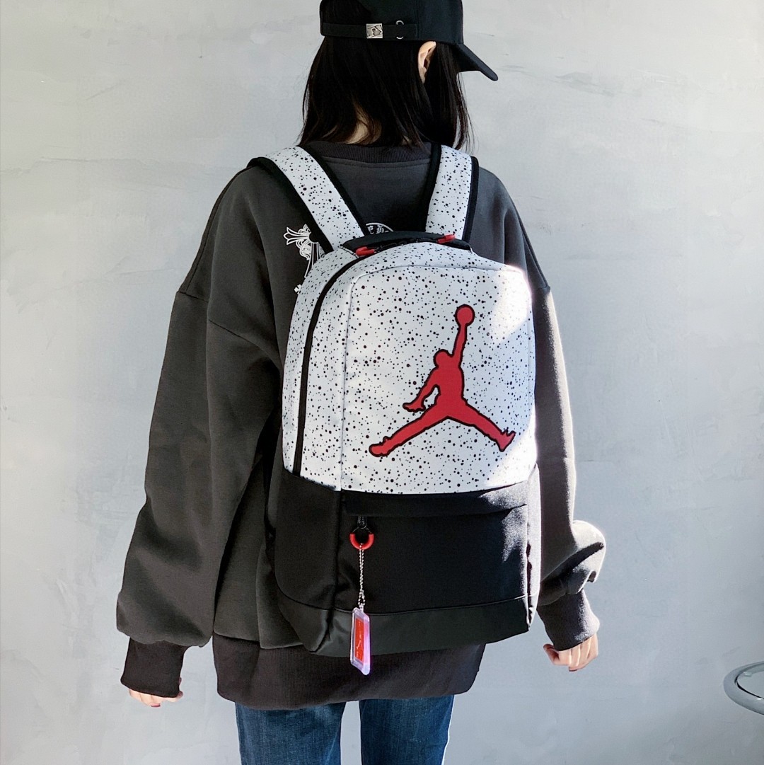 💰75
耐克乔丹爆裂纹大logo双肩包单肩包男女同款系列。
质量超级好。容纳空间大。内置电脑夹层。
包包背垫超级柔软 上身背着特别舒适 给你一个不一样的背包体验。
经典无须多说。运动达人首选。
颜色: 黑色 白色
尺寸 : 48 ✘ 32 ✘ 12