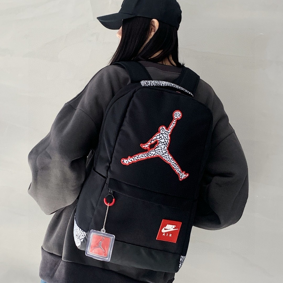 💰75
耐克乔丹爆裂纹大logo双肩包单肩包男女同款系列。
质量超级好。容纳空间大。内置电脑夹层。
包包背垫超级柔软 上身背着特别舒适 给你一个不一样的背包体验。
经典无须多说。运动达人首选。
颜色: 黑色 白色
尺寸 : 48 ✘ 32 ✘ 12