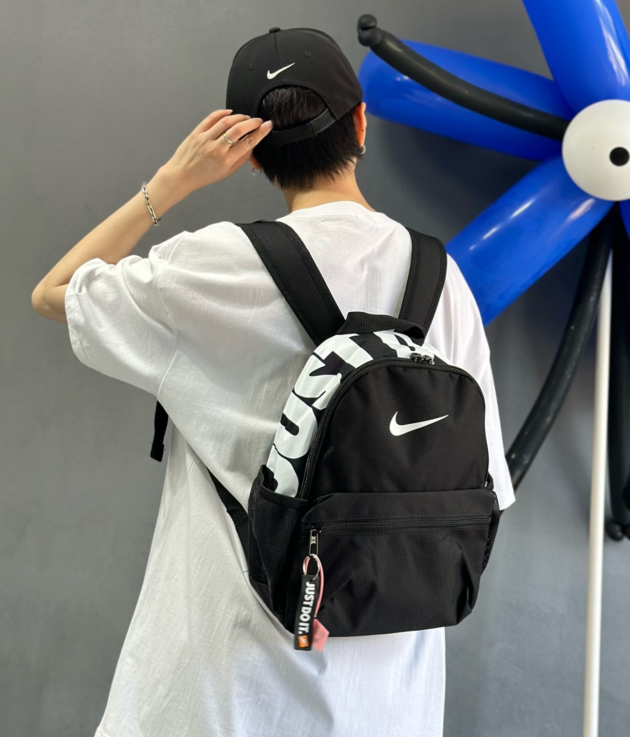 💰80          
【最高版本】        
耐克nike双肩包学生书包儿童书包迷你书包小奶包男女生同款。
包包质量超级好  细节做工都非常到位。
模特实拍 上身效果拉满。
颜色：白蓝  黑白  黑粉 粉白 镭射黑
尺寸：31  *25* 12