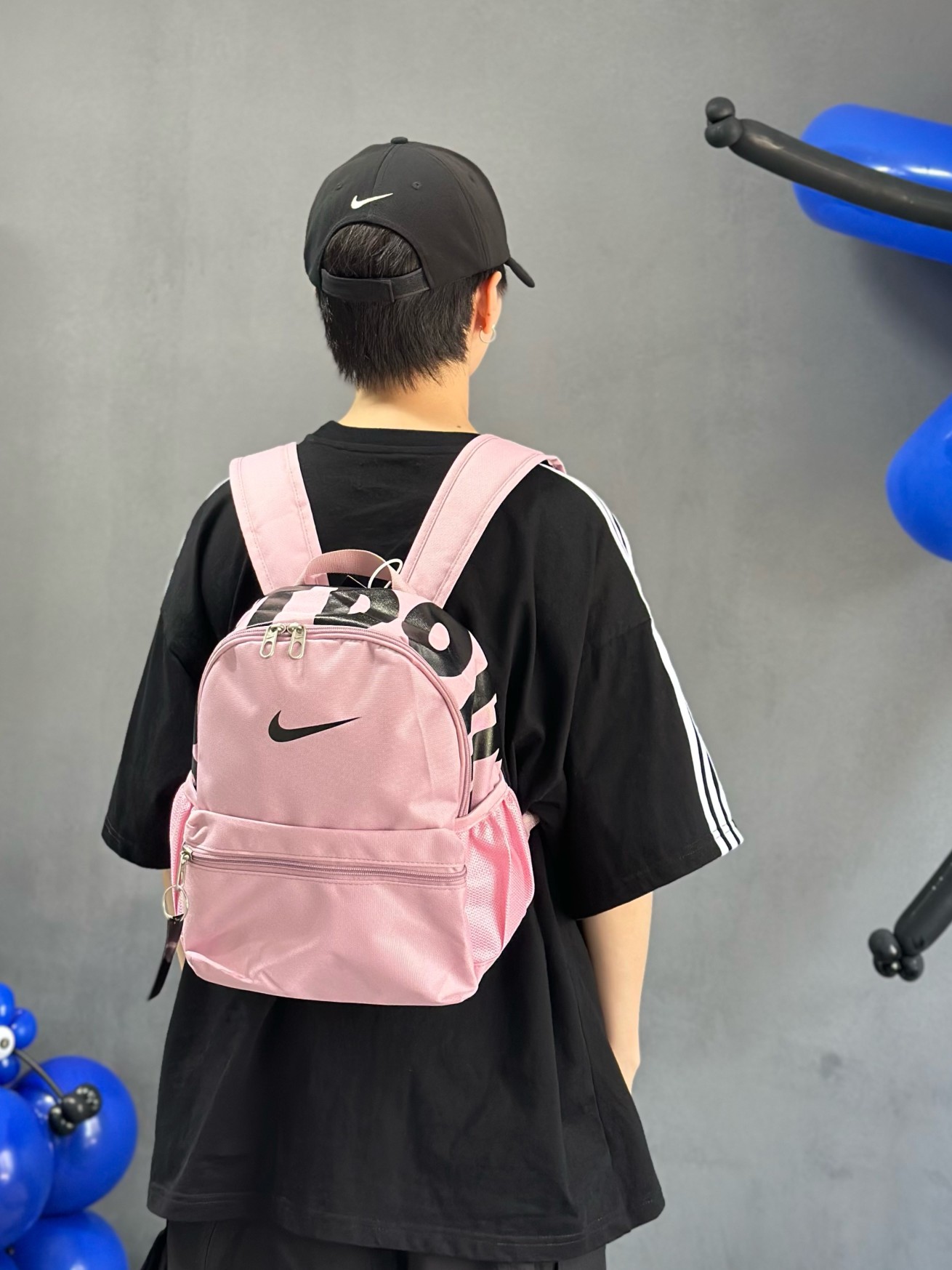 💰80          
【最高版本】        
耐克nike双肩包学生书包儿童书包迷你书包小奶包男女生同款。
包包质量超级好  细节做工都非常到位。
模特实拍 上身效果拉满。
颜色：白蓝  黑白  黑粉 粉白 镭射黑
尺寸：31  *25* 12