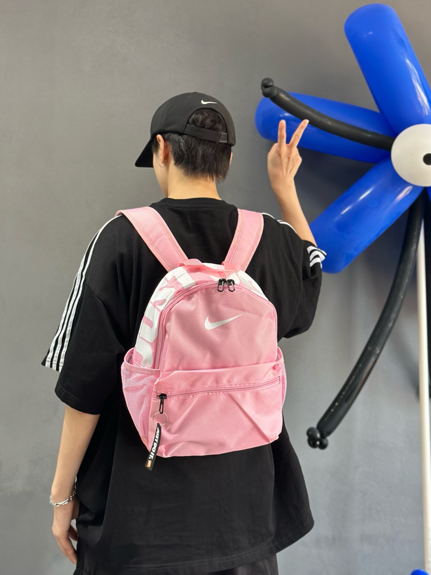 💰80          
【最高版本】        
耐克nike双肩包学生书包儿童书包迷你书包小奶包男女生同款。
包包质量超级好  细节做工都非常到位。
模特实拍 上身效果拉满。
颜色：白蓝  黑白  黑粉 粉白 镭射黑
尺寸：31  *25* 12