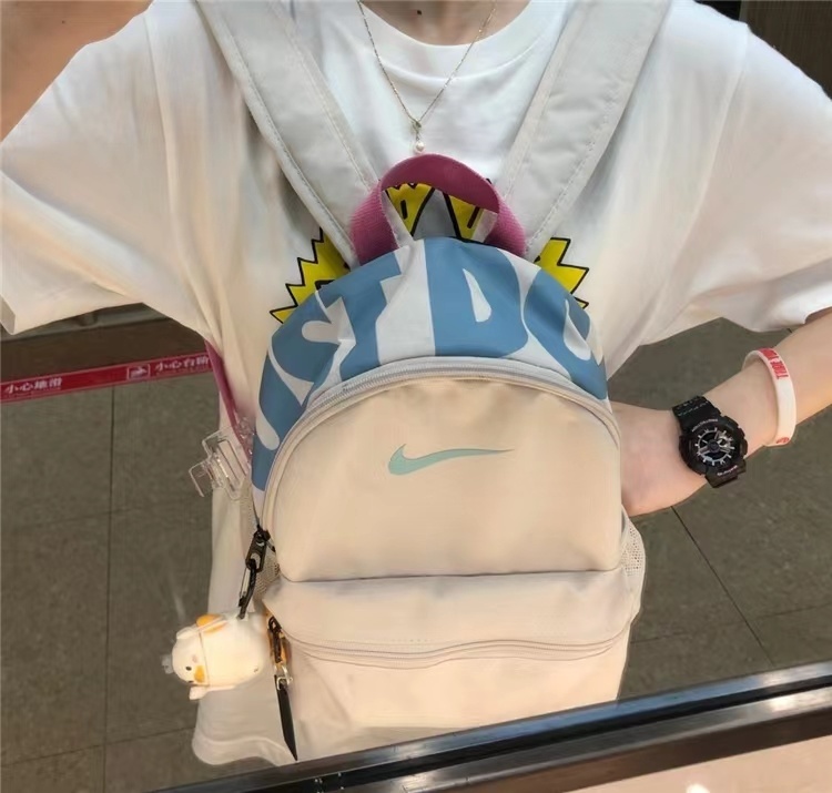 💰80          
【最高版本】        
耐克nike双肩包学生书包儿童书包迷你书包小奶包男女生同款。
包包质量超级好  细节做工都非常到位。
模特实拍 上身效果拉满。
颜色：白蓝  黑白  黑粉 粉白 镭射黑
尺寸：31  *25* 12