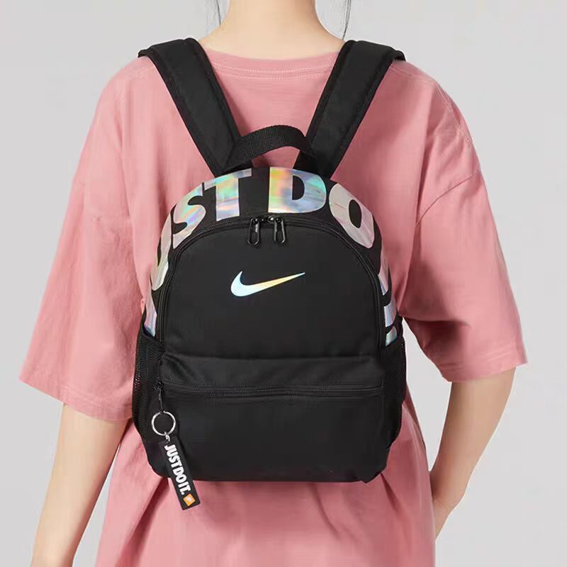 💰80          
【最高版本】        
耐克nike双肩包学生书包儿童书包迷你书包小奶包男女生同款。
包包质量超级好  细节做工都非常到位。
模特实拍 上身效果拉满。
颜色：白蓝  黑白  黑粉 粉白 镭射黑
尺寸：31  *25* 12